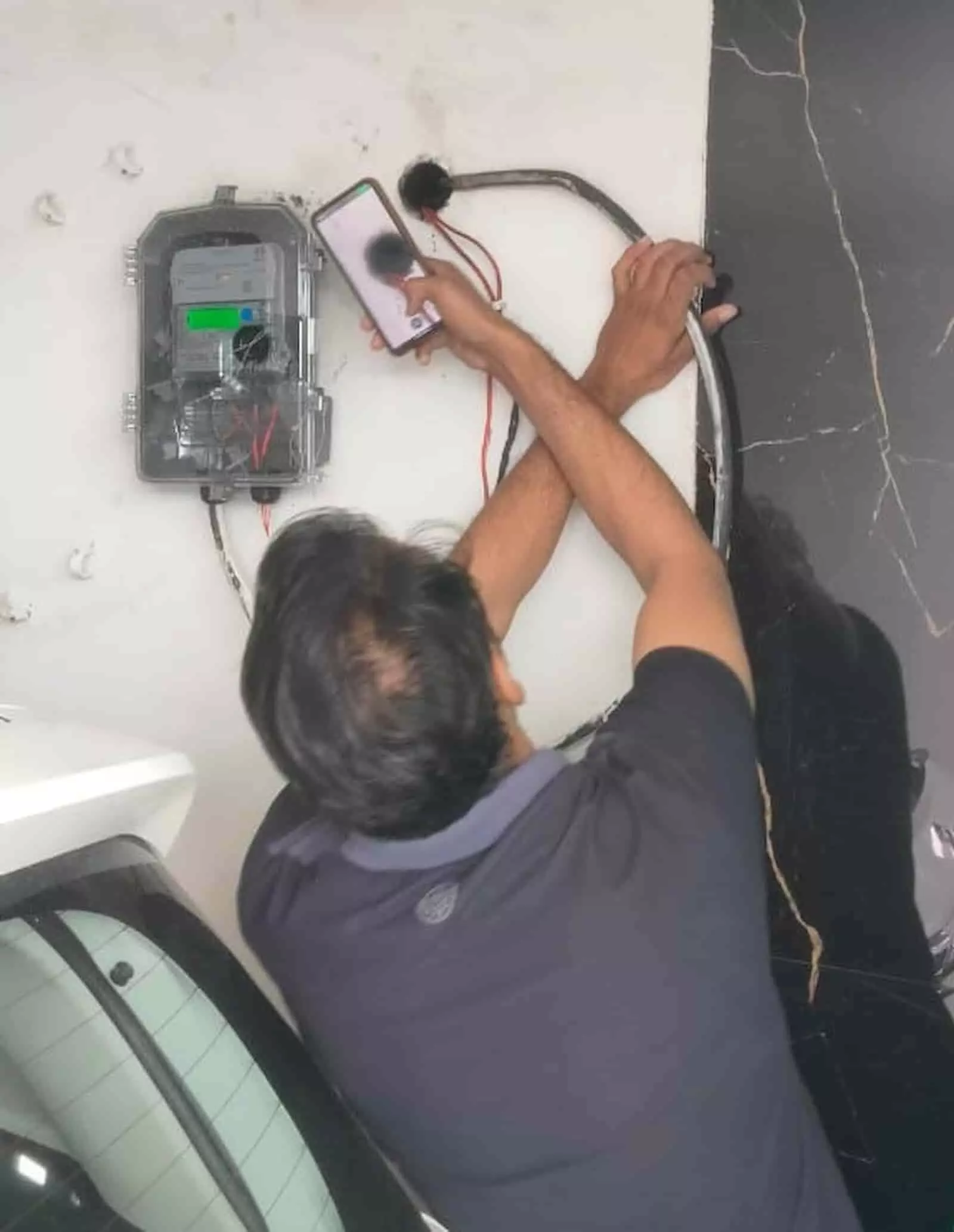 बिजली विभाग की टीम सवाई माधोपुर में छापेमारी के दौरान चोरी के मामले पकड़ते हुए। बिजली विभाग की टीम सवाई माधोपुर में छापेमारी के दौरान चोरी के मामले पकड़ते हुए।