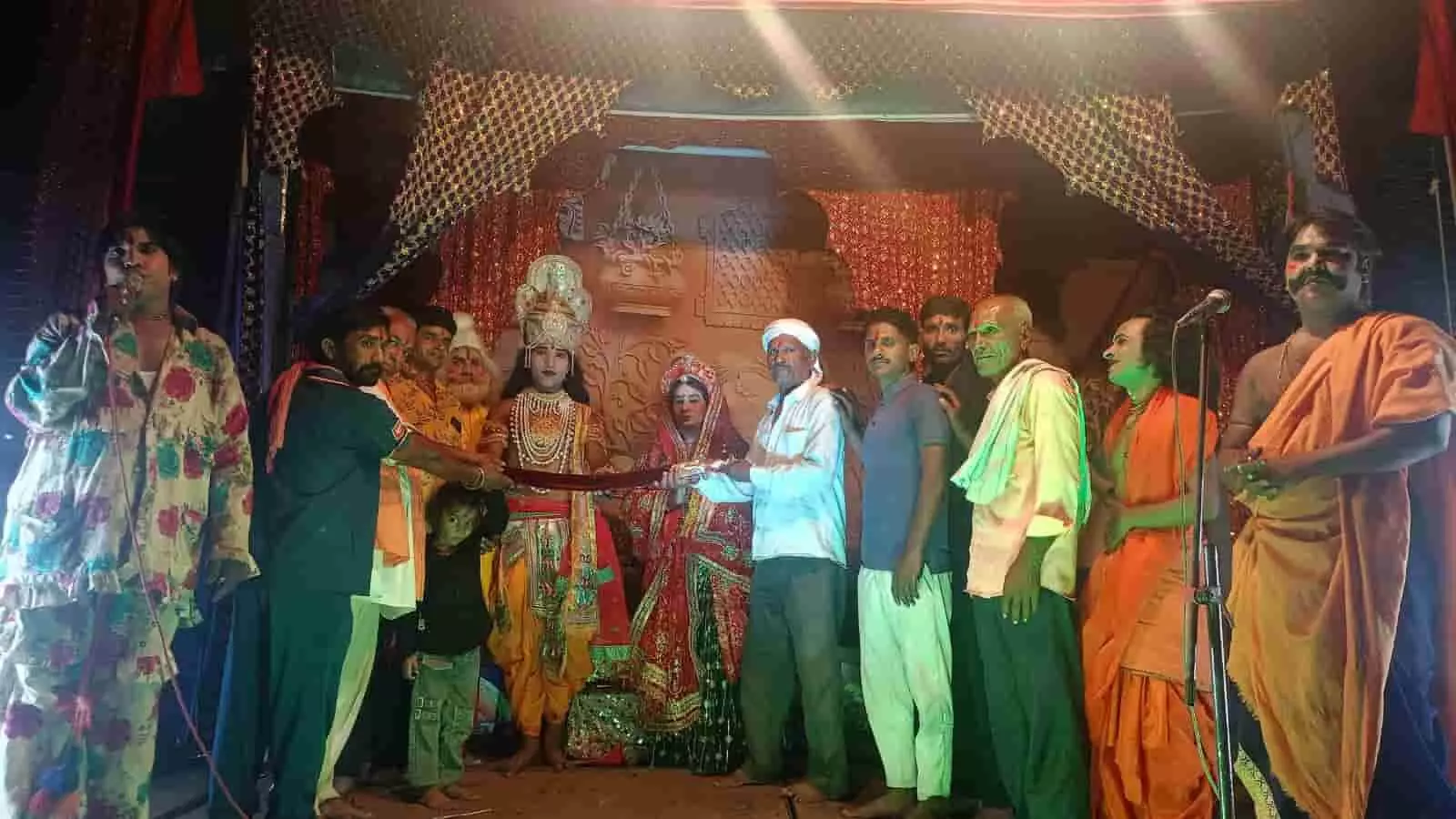 तस्वीर में गिरधारीपुरा रामलीला के मंच पर प्रभु श्रीराम का भव्य राज्याभिषेक समारोह दिख रहा है। तस्वीर में गिरधारीपुरा रामलीला के मंच पर प्रभु श्रीराम का भव्य राज्याभिषेक समारोह दिख रहा है।
