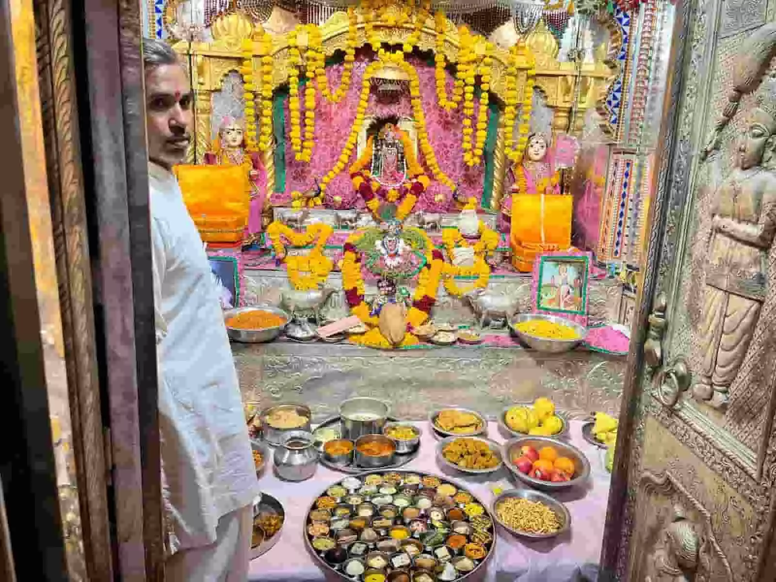 तस्वीर में फतहनगर के श्री द्वारिकाधीश मंदिर में भगवान के समक्ष सजी छप्पन भोग की झांकी दिख रही है। तस्वीर में फतहनगर के श्री द्वारिकाधीश मंदिर में भगवान के समक्ष सजी छप्पन भोग की झांकी दिख रही है।