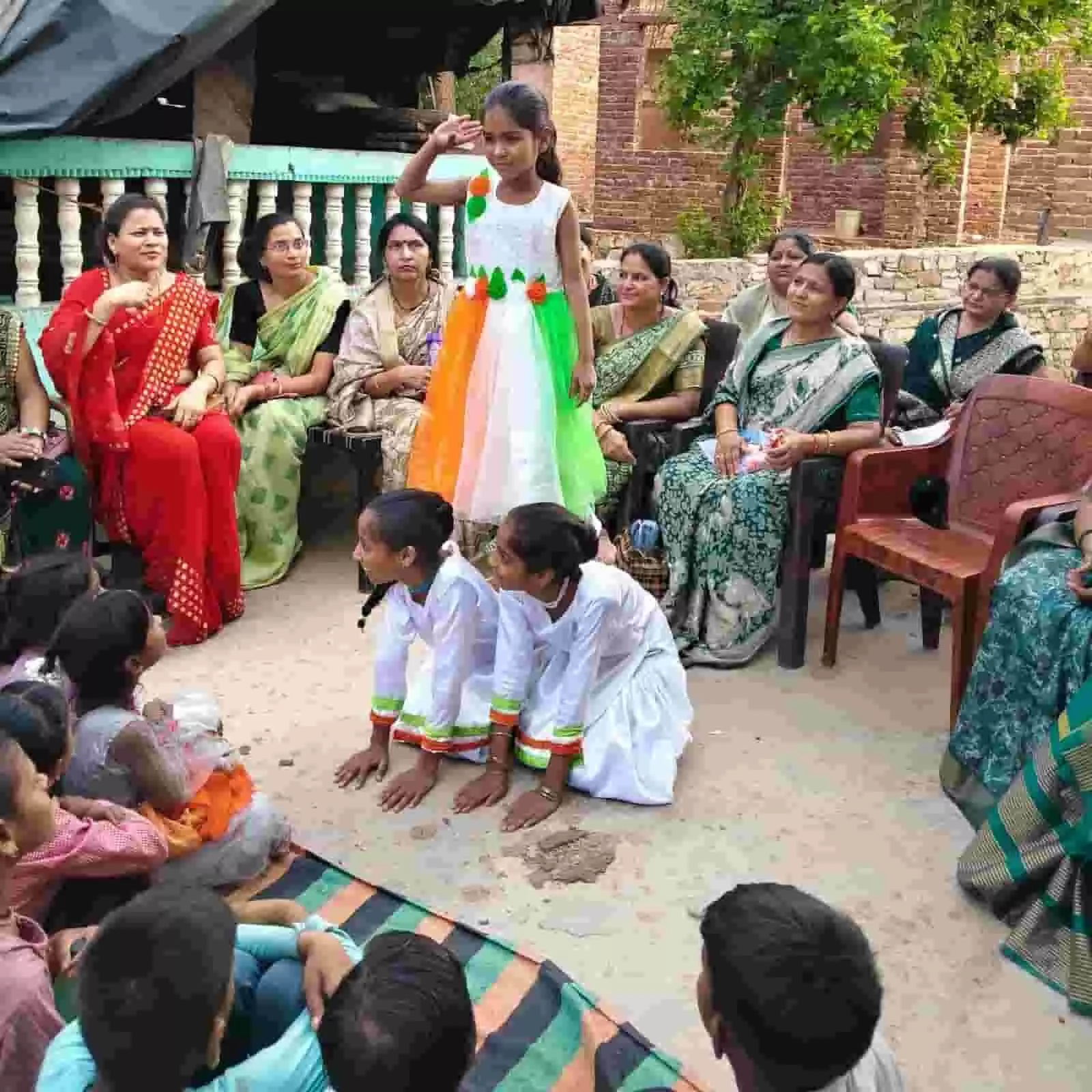 तस्वीर में तहसील अग्रवाल महिला मंडल की सदस्य गंगापुर सिटी की सपेरा बस्ती में बच्चों को मार्गदर्शन दे रही हैं। तस्वीर में तहसील अग्रवाल महिला मंडल की सदस्य गंगापुर सिटी की सपेरा बस्ती में बच्चों को मार्गदर्शन दे रही हैं।