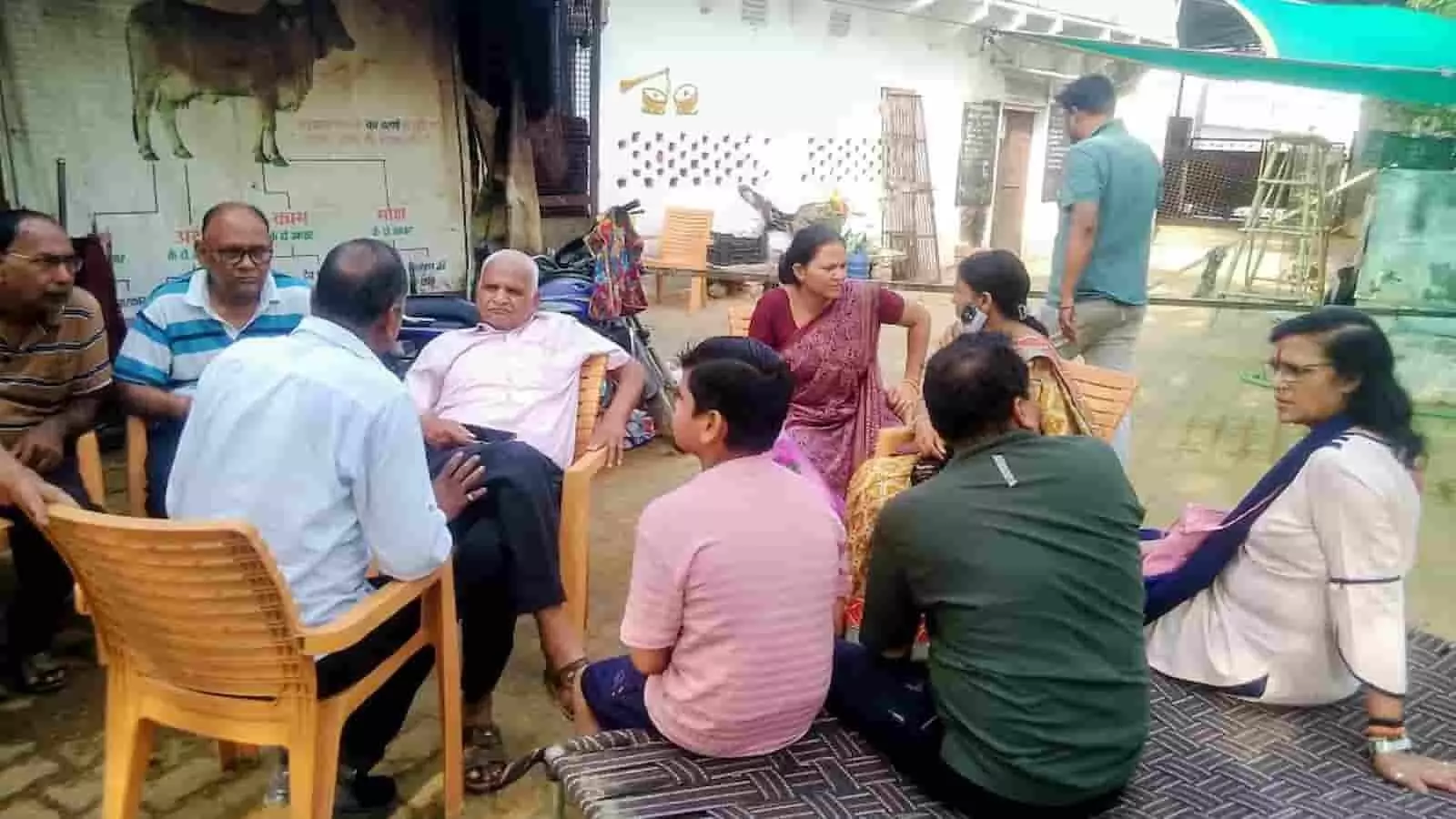 गोपाल गौशाला में आयोजित बैठक में धार्मिक अनुष्ठान की तैयारी करते समिति पदाधिकारी। गोपाल गौशाला में आयोजित बैठक में धार्मिक अनुष्ठान की तैयारी करते समिति पदाधिकारी।