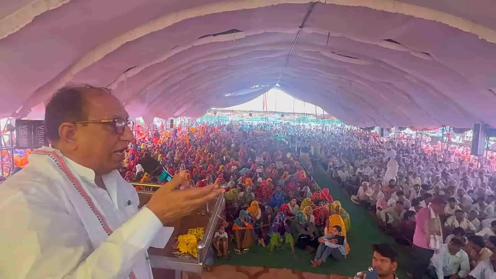 तस्वीर में खंडीप में पांचना बांध से पानी की मांग को लेकर जुटी भीड़। तस्वीर में खंडीप में पांचना बांध से पानी की मांग को लेकर जुटी भीड़।