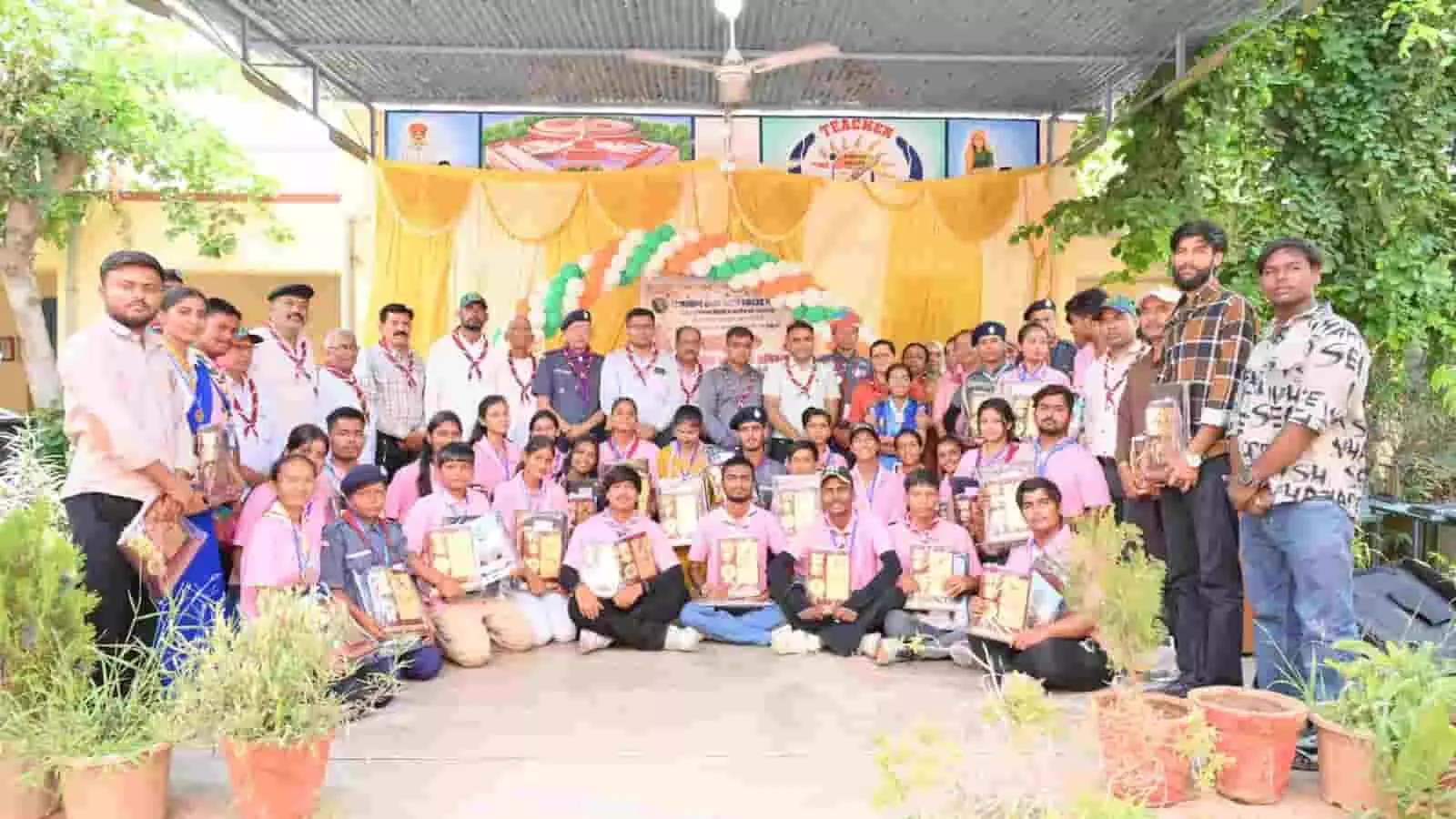तस्वीर में सरूपगंज में जल सेवा कार्य पूरा होने पर सम्मानित होते स्काउट, रोवर और रेंजर दिख रहे हैं। तस्वीर में सरूपगंज में जल सेवा कार्य पूरा होने पर सम्मानित होते स्काउट, रोवर और रेंजर दिख रहे हैं।