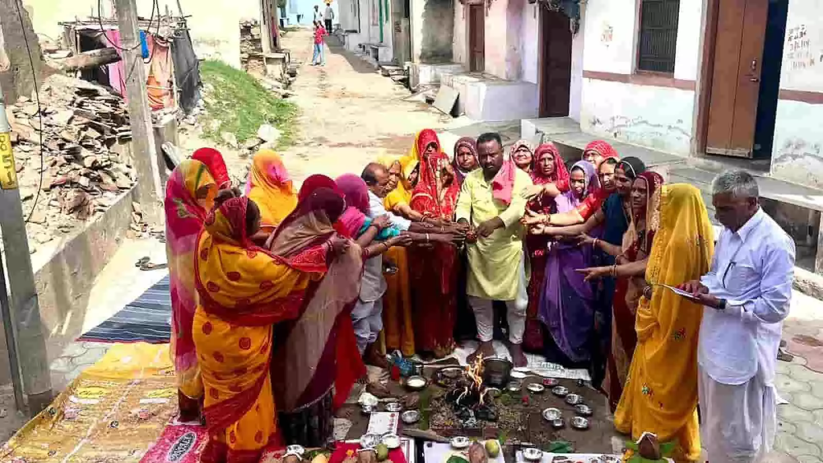तस्वीर में खेरोदा के चारभुजा मंदिर में अधिक मास पर आयोजित यज्ञ में श्रद्धालु आहुति दे रहे हैं। तस्वीर में खेरोदा के चारभुजा मंदिर में अधिक मास पर आयोजित यज्ञ में श्रद्धालु आहुति दे रहे हैं।