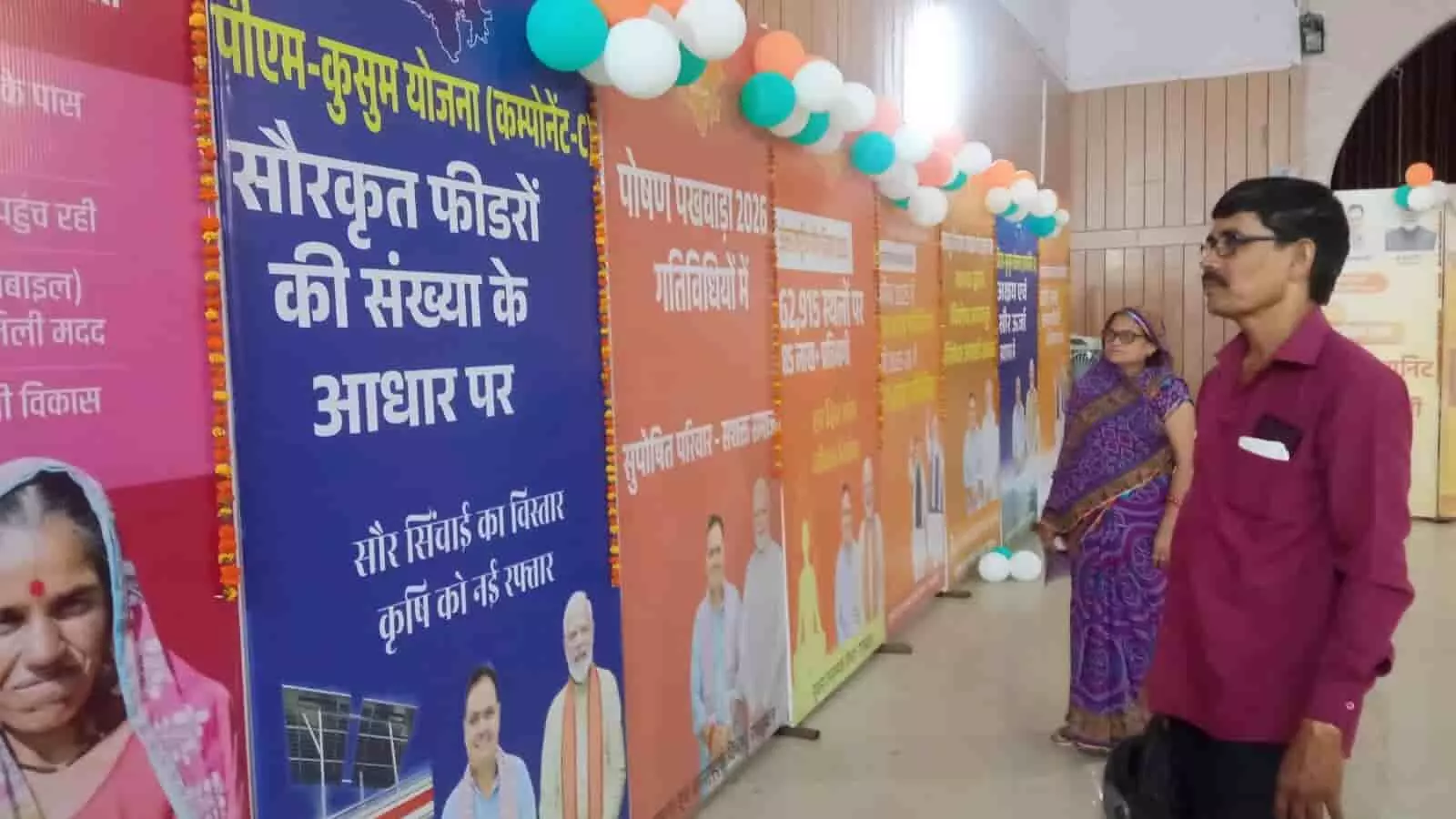 तस्वीर में नागरिक करौली के सूचना केंद्र में लगी केंद्र सरकार की विकास प्रदर्शनी देख रहे हैं। तस्वीर में नागरिक करौली के सूचना केंद्र में लगी केंद्र सरकार की विकास प्रदर्शनी देख रहे हैं।