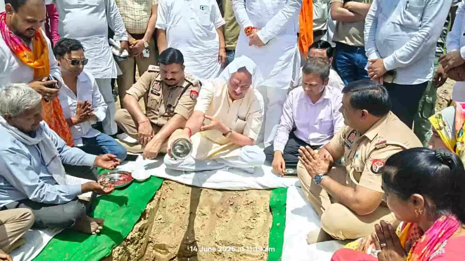 तस्वीर में अलीगंज विधायक ठाकुर सत्यपाल सिंह राठौड़ महिला थाने के भूमि पूजन करते हुए दिख रहे हैं। तस्वीर में अलीगंज विधायक ठाकुर सत्यपाल सिंह राठौड़ महिला थाने के भूमि पूजन करते हुए दिख रहे हैं।