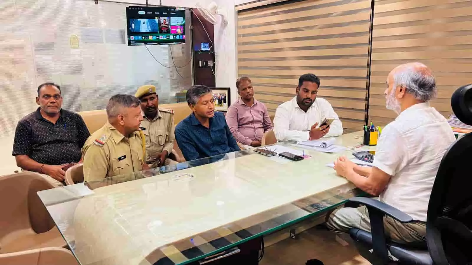 तस्वीर में विधायक अशोक कोठारी शहर के यातायात सुधार के लिए अधिकारियों के साथ चर्चा कर रहे हैं। तस्वीर में विधायक अशोक कोठारी शहर के यातायात सुधार के लिए अधिकारियों के साथ चर्चा कर रहे हैं।