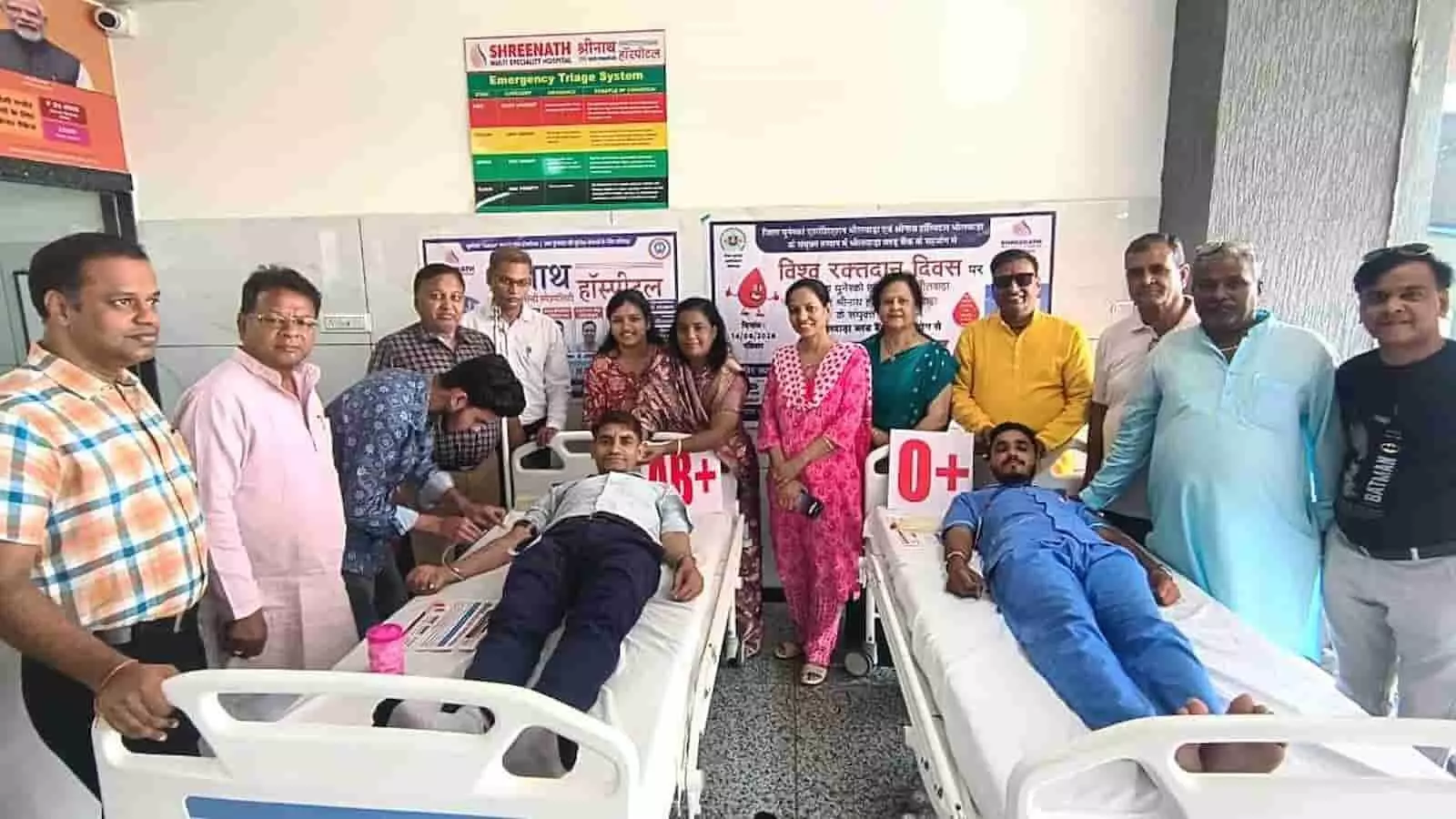 तस्वीर में विश्व रक्तदान दिवस पर भीलवाड़ा में आयोजित शिविर के दौरान रक्तदाता और लोग दिख रहे हैं। तस्वीर में विश्व रक्तदान दिवस पर भीलवाड़ा में आयोजित शिविर के दौरान रक्तदाता और लोग दिख रहे हैं।