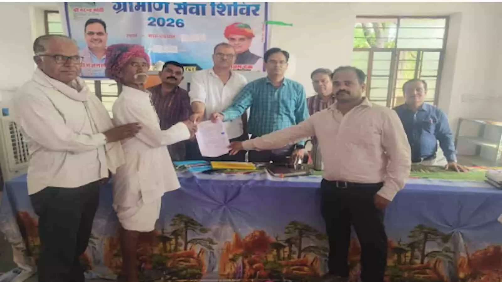 तस्वीर में ग्रामीण सेवा शिविर के दौरान अधिकारी किसान को दस्तावेज सौंपते हुए दिख रहे हैं। तस्वीर में ग्रामीण सेवा शिविर के दौरान अधिकारी किसान को दस्तावेज सौंपते हुए दिख रहे हैं।