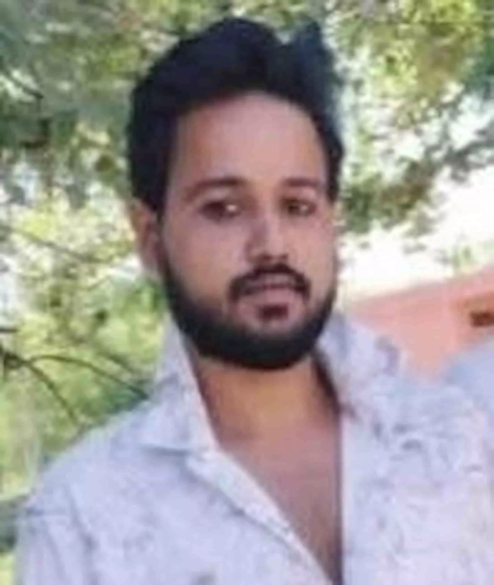 तस्वीर में दिख रहे भावेश वैष्णव ने बेगूं में नशे की लत के चलते आत्महत्या कर ली। तस्वीर में दिख रहे भावेश वैष्णव ने बेगूं में नशे की लत के चलते आत्महत्या कर ली।