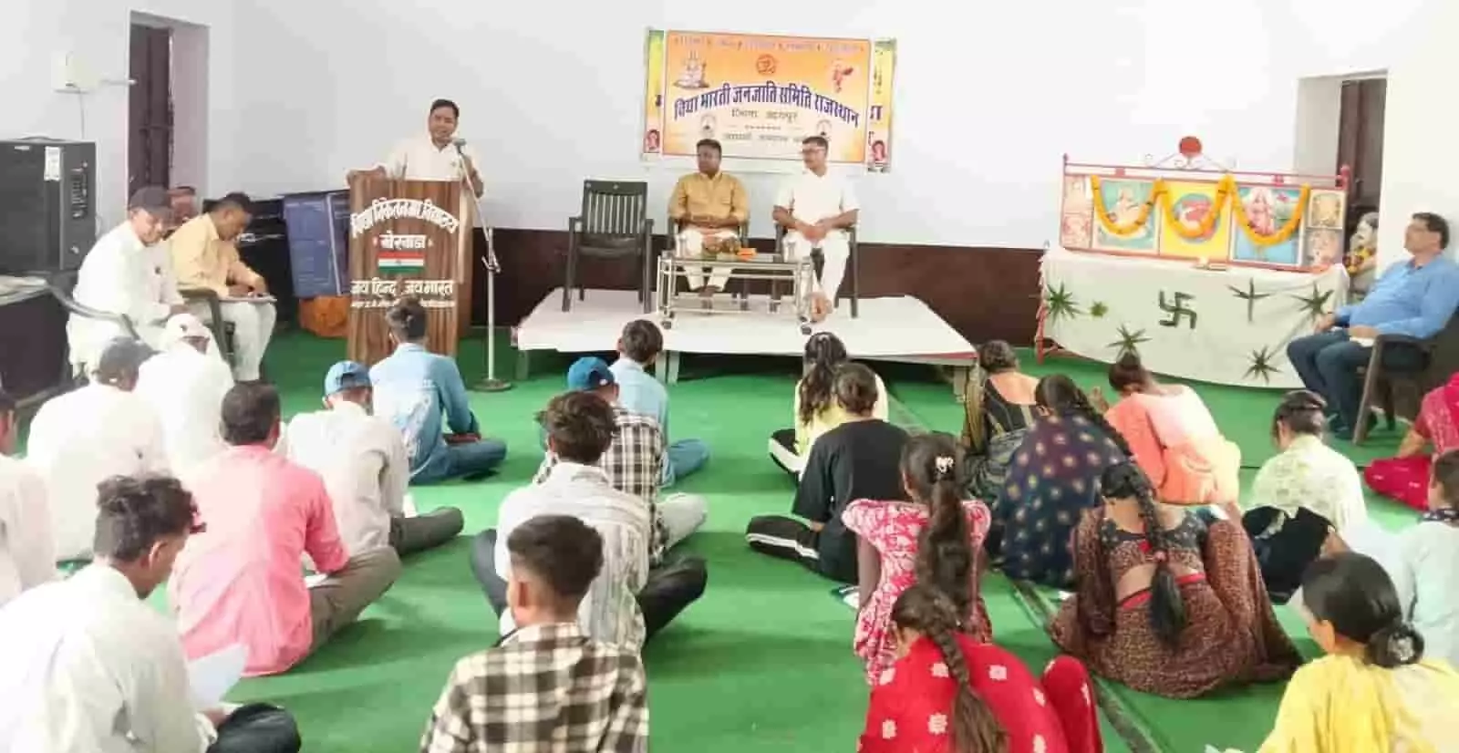 तस्वीर में खेरवाड़ा के विद्या निकेतन में आचार्यों के लिए आयोजित विशेष प्रशिक्षण शिविर दिख रहा है। तस्वीर में खेरवाड़ा के विद्या निकेतन में आचार्यों के लिए आयोजित विशेष प्रशिक्षण शिविर दिख रहा है।