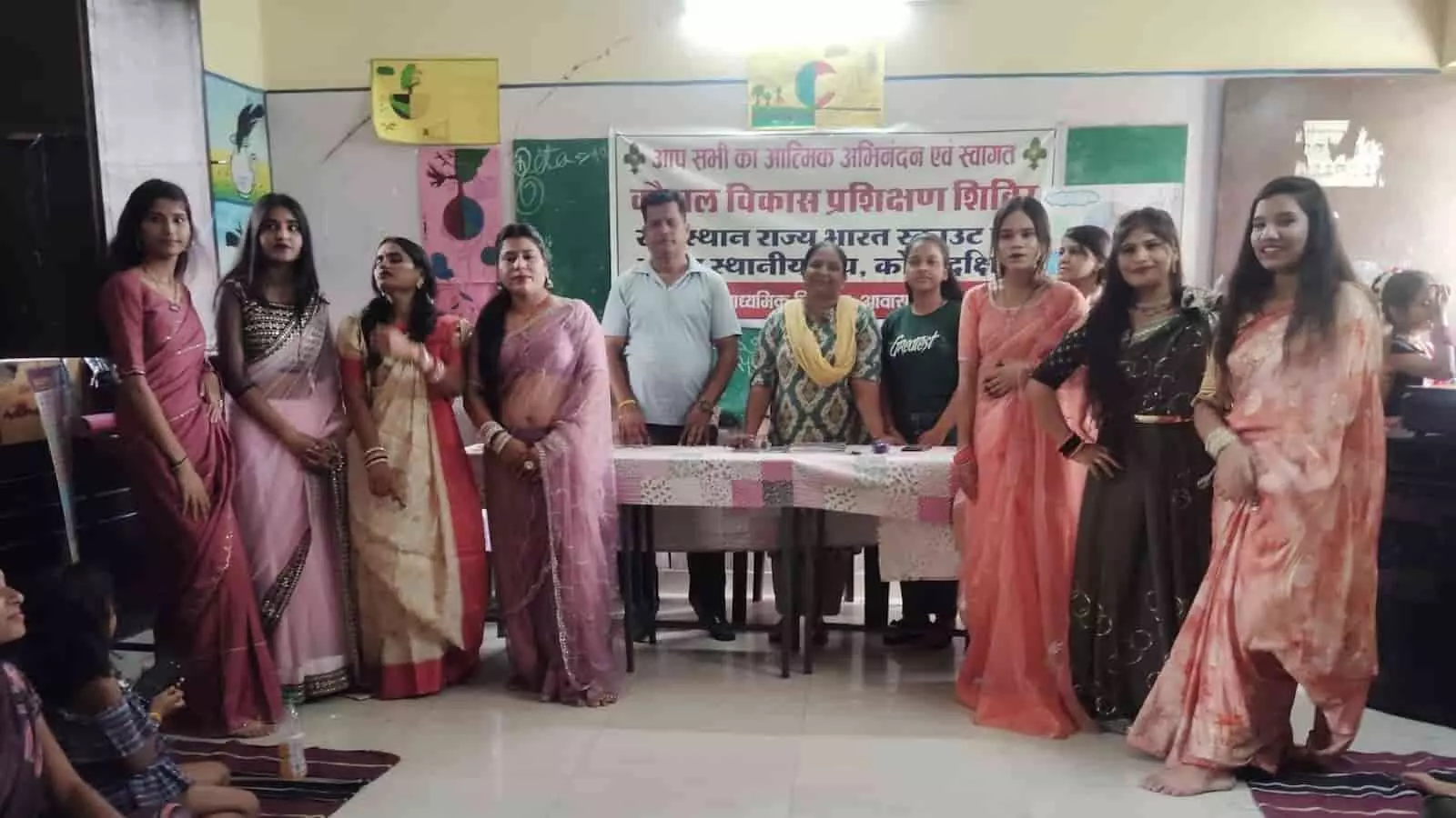 तस्वीर में केशवपुरा स्थित विद्यालय के कौशल विकास शिविर में प्रतिभागी और निर्णायक दिख रहे हैं। तस्वीर में केशवपुरा स्थित विद्यालय के कौशल विकास शिविर में प्रतिभागी और निर्णायक दिख रहे हैं।