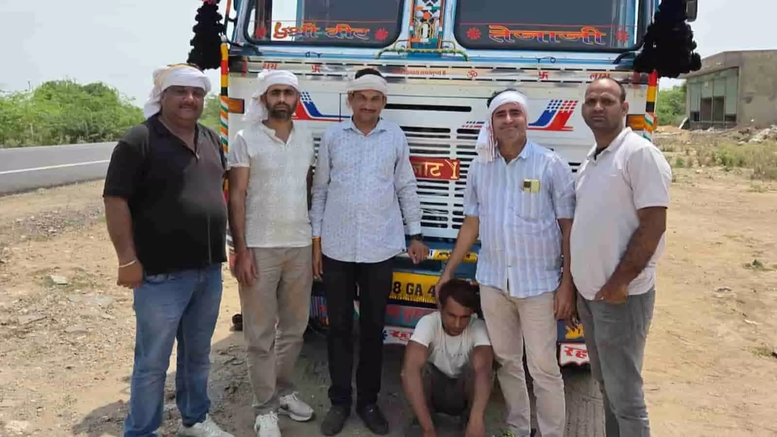 तस्वीर में पुलिस अधिकारी और पकड़ा गया तस्कर मांडल में जब्त ट्रक के साथ। तस्वीर में पुलिस अधिकारी और पकड़ा गया तस्कर मांडल में जब्त ट्रक के साथ।