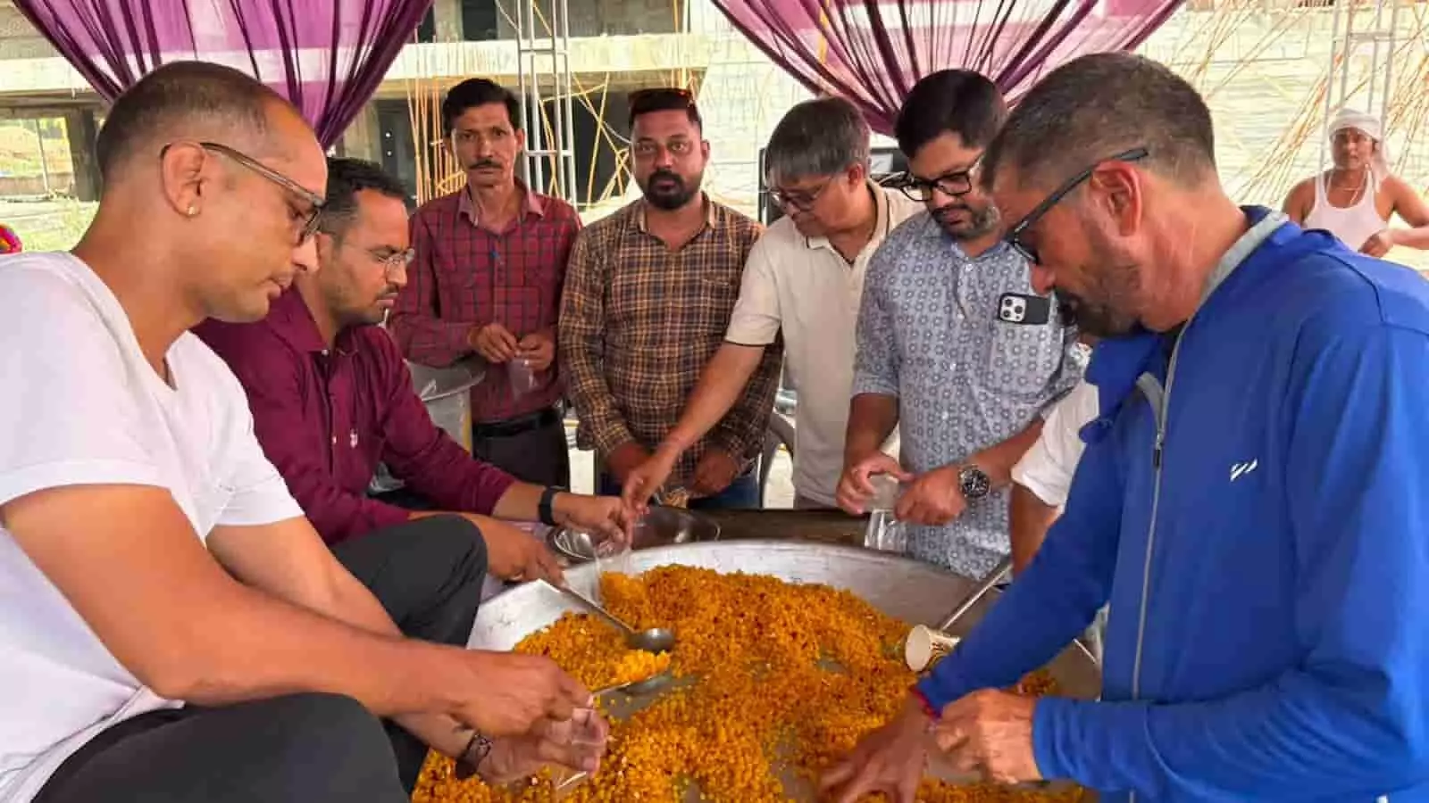 तस्वीर में भीलवाड़ा में बाबा नीब करौरी महाराज के स्थापना दिवस पर सेवाभावी कार्यकर्ता प्रसादी वितरित कर रहे हैं। तस्वीर में भीलवाड़ा में बाबा नीब करौरी महाराज के स्थापना दिवस पर सेवाभावी कार्यकर्ता प्रसादी वितरित कर रहे हैं।