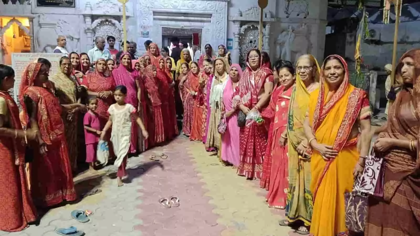 तस्वीर में आमेट के श्री जयसिंह श्याम मंदिर में उपस्थित महिला श्रद्धालु छप्पन भोग महोत्सव के अवसर पर दिख रही हैं। तस्वीर में आमेट के श्री जयसिंह श्याम मंदिर में उपस्थित महिला श्रद्धालु छप्पन भोग महोत्सव के अवसर पर दिख रही हैं।