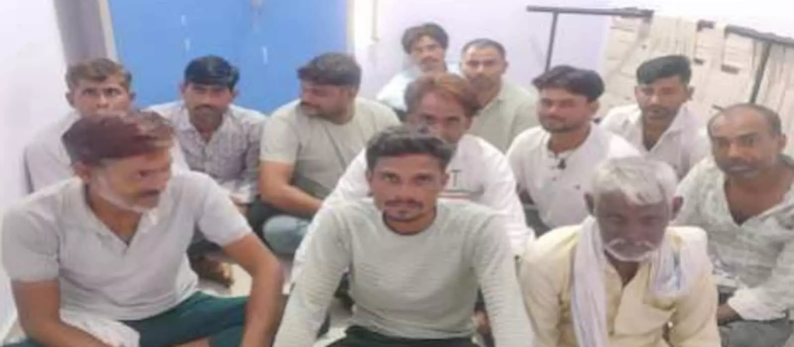तस्वीर में पुलिस द्वारा सवाई माधोपुर के एरिया डोमिनेशन अभियान में गिरफ्तार किए गए आरोपी दिख रहे हैं। तस्वीर में पुलिस द्वारा सवाई माधोपुर के एरिया डोमिनेशन अभियान में गिरफ्तार किए गए आरोपी दिख रहे हैं।