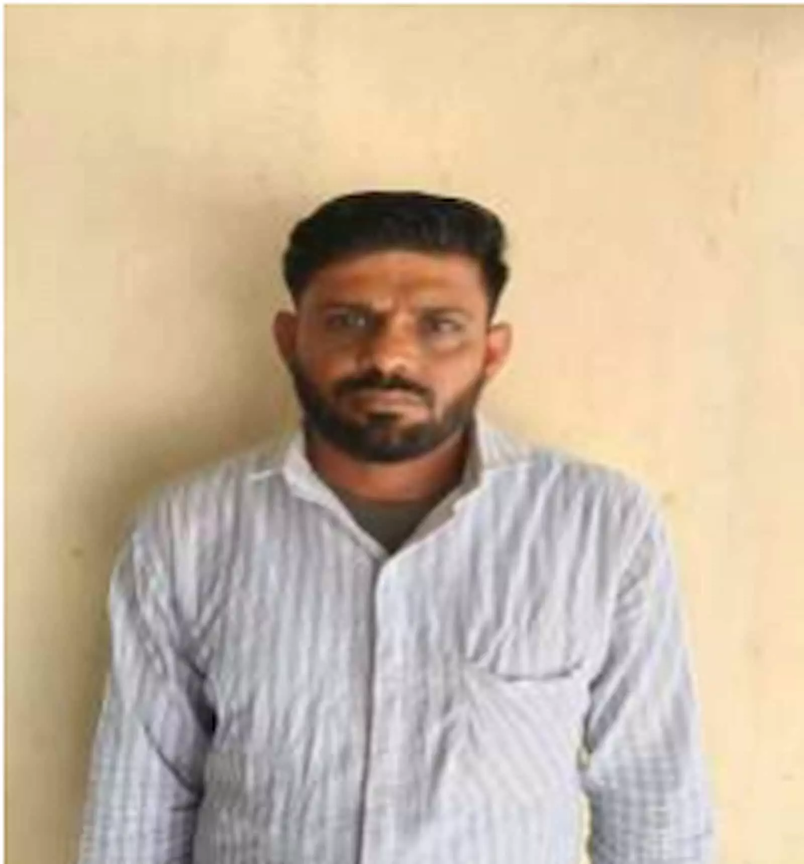 तस्वीर में दिख रहा हिस्ट्रीशीटर बत्तीलाल गुर्जर जिसे पुलिस ने जयपुर से गिरफ्तार किया है। तस्वीर में दिख रहा हिस्ट्रीशीटर बत्तीलाल गुर्जर जिसे पुलिस ने जयपुर से गिरफ्तार किया है।