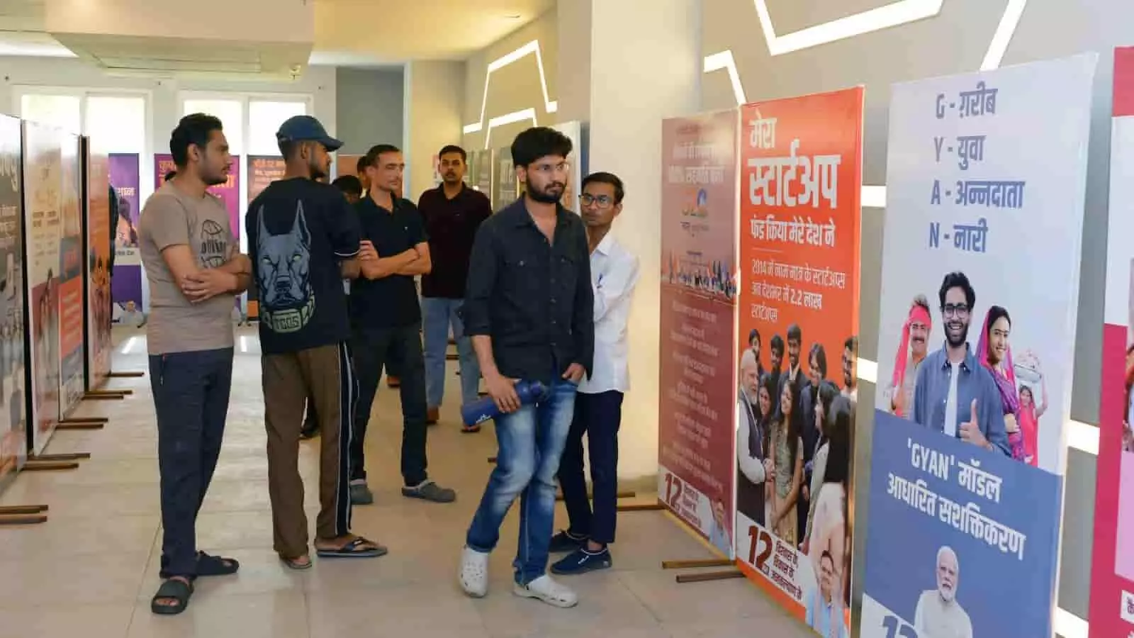 तस्वीर में जयपुर के सूचना केंद्र में आयोजित प्रदर्शनी देखते हुए युवा और आगंतुक दिख रहे हैं। तस्वीर में जयपुर के सूचना केंद्र में आयोजित प्रदर्शनी देखते हुए युवा और आगंतुक दिख रहे हैं।