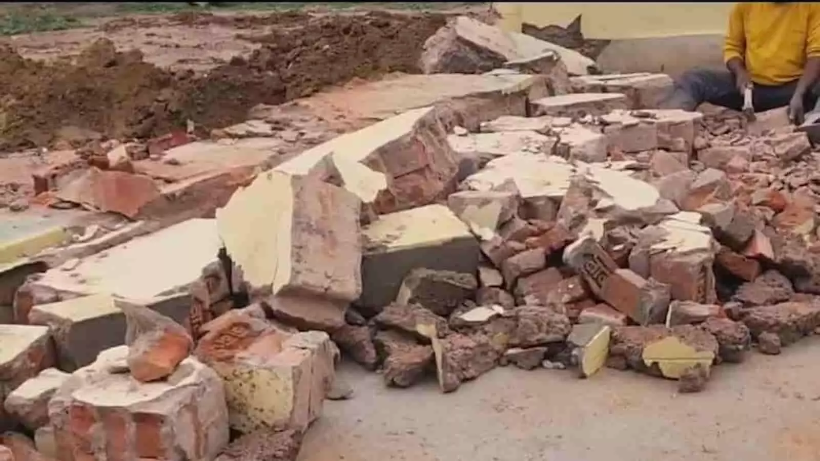 तस्वीर में ढही हुई चारदीवारी का मलबा अऊ गेट के पास बस स्टैंड पर दिख रहा है। तस्वीर में ढही हुई चारदीवारी का मलबा अऊ गेट के पास बस स्टैंड पर दिख रहा है।