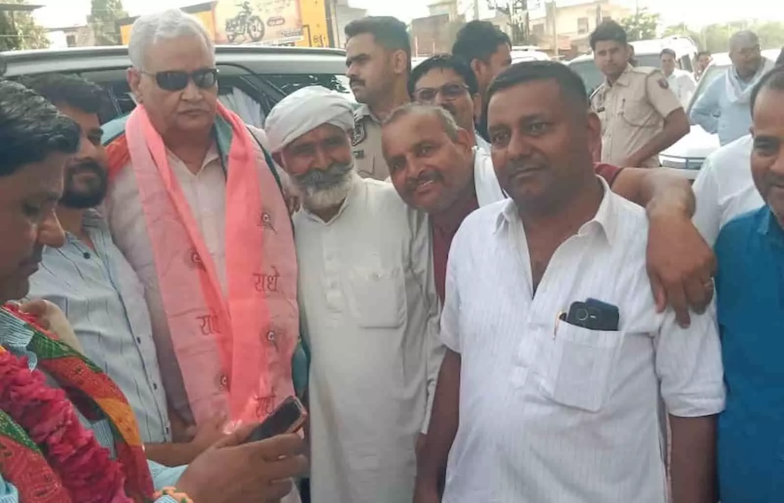 तस्वीर में डीग में भाजपा कार्यकर्ताओं द्वारा कैबिनेट मंत्री डॉ. किरोड़ीलाल मीणा का स्वागत किया जा रहा है। तस्वीर में डीग में भाजपा कार्यकर्ताओं द्वारा कैबिनेट मंत्री डॉ. किरोड़ीलाल मीणा का स्वागत किया जा रहा है।