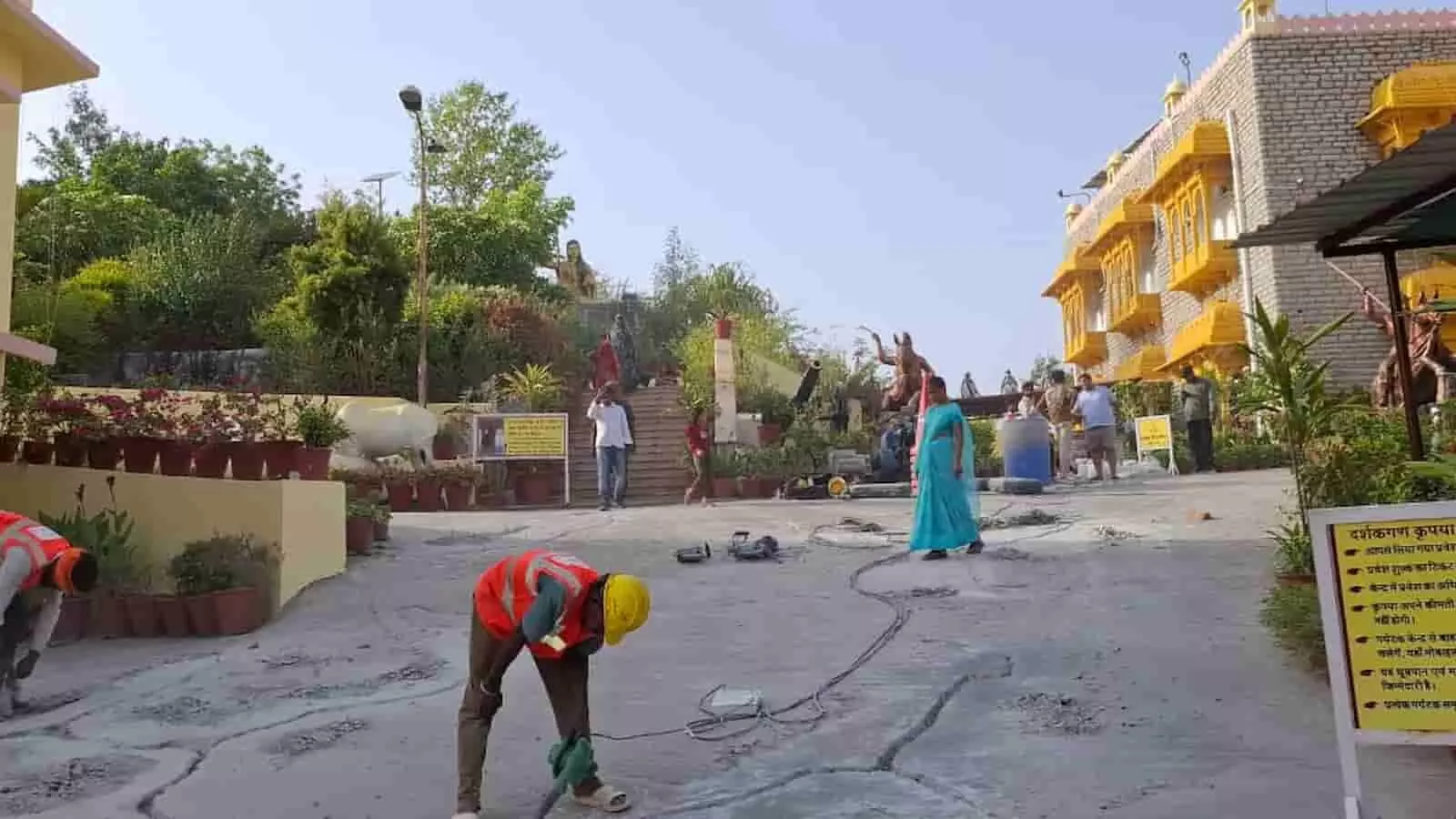 उदयपुर के प्रताप गौरव केंद्र परिसर में हल्दीघाटी विजय समारोह की तैयारियों के तहत सीसी सड़क की मरम्मत करते निर्माण श्रमिक। उदयपुर के प्रताप गौरव केंद्र परिसर में हल्दीघाटी विजय समारोह की तैयारियों के तहत सीसी सड़क की मरम्मत करते निर्माण श्रमिक।