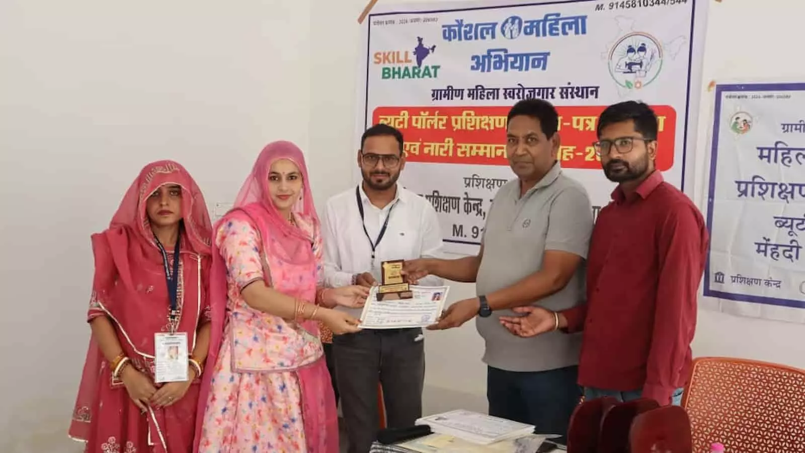 अतिथियों द्वारा बालिकाओं को ब्यूटी पार्लर प्रशिक्षण प्रमाण पत्र प्रदान करते हुए। अतिथियों द्वारा बालिकाओं को ब्यूटी पार्लर प्रशिक्षण प्रमाण पत्र प्रदान करते हुए।