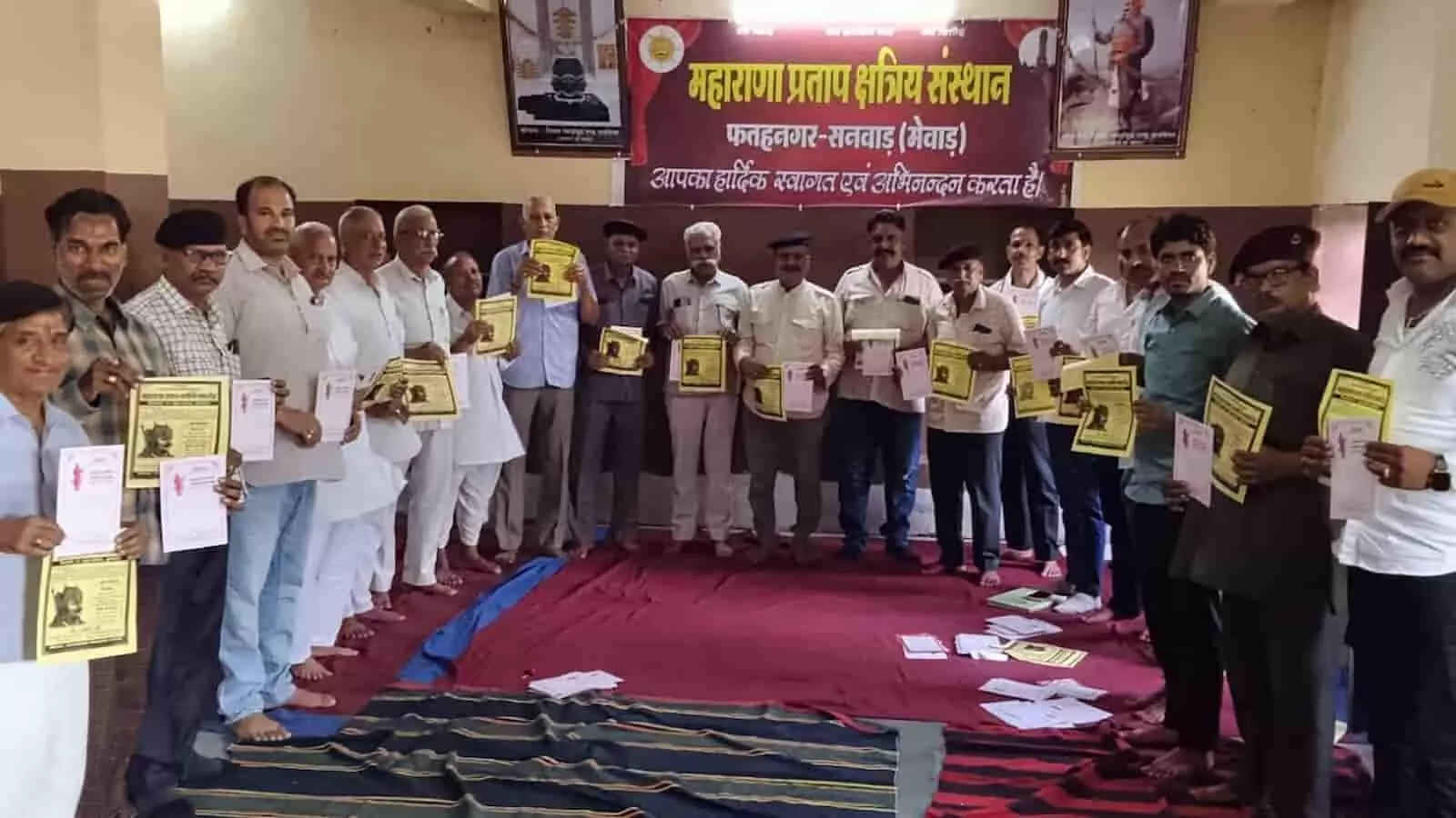 फतेहनगर की राजपूत धर्मशाला में महाराणा प्रताप जयंती समारोह की तैयारियों की बैठक के दौरान पत्रक दिखाते हुए विभिन्न समाजों के लोग। फतेहनगर की राजपूत धर्मशाला में महाराणा प्रताप जयंती समारोह की तैयारियों की बैठक के दौरान पत्रक दिखाते हुए विभिन्न समाजों के लोग।