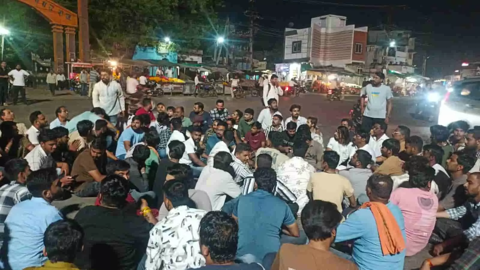 प्रतापगढ़ के गांधी चौराहे पर एकत्रित लोग गोवंश मा प्रतापगढ़ के गांधी चौराहे पर एकत्रित लोग गोवंश मा