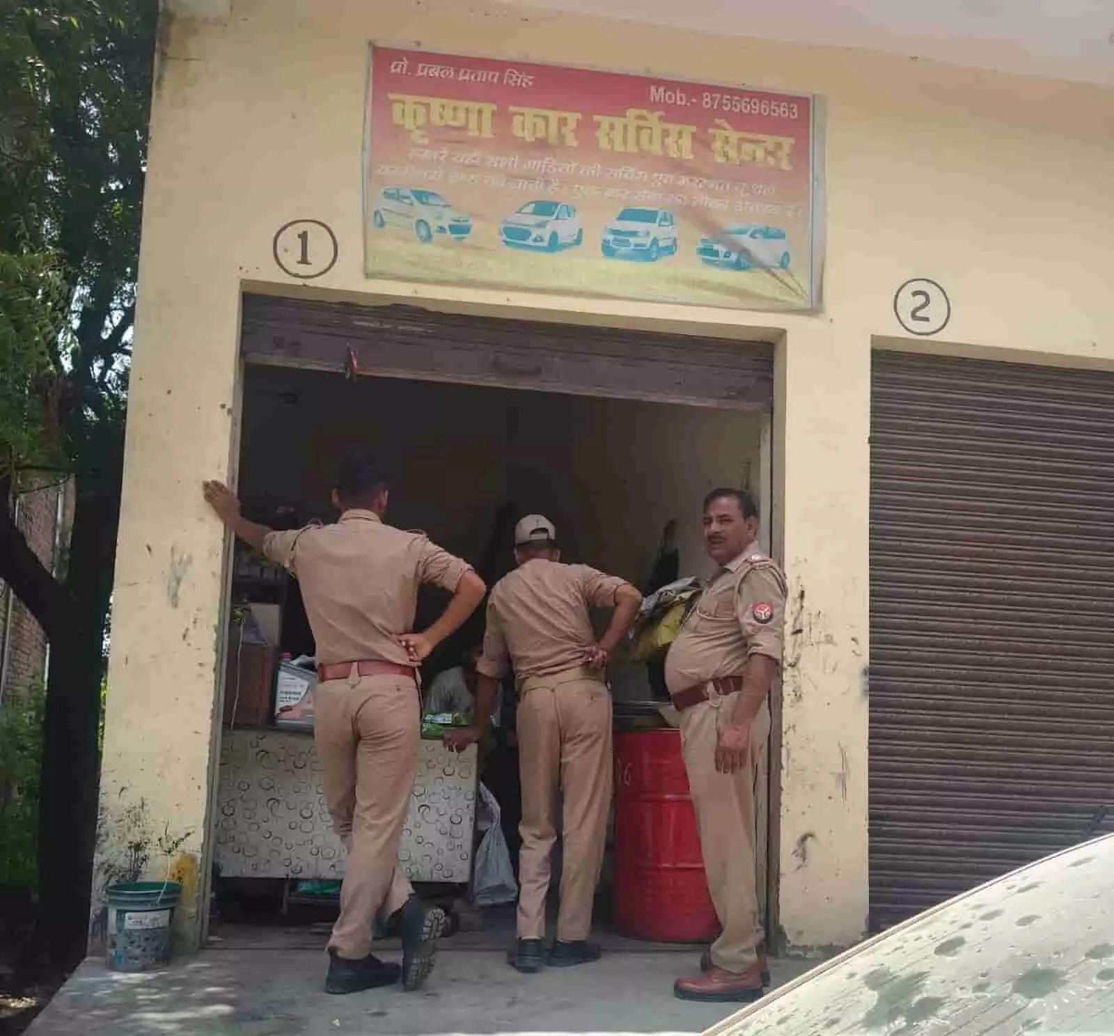 तस्वीर में पुलिस कर्मी एटा के कृष्णा कार सर्विस सेंटर पर छापेमारी करते हुए। तस्वीर में पुलिस कर्मी एटा के कृष्णा कार सर्विस सेंटर पर छापेमारी करते हुए।