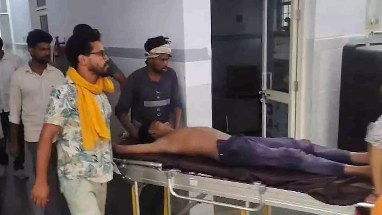 तस्वीर में एटा हादसे में घायल बच्चे का मेडिकल कॉलेज में उपचार किया जा रहा है। तस्वीर में एटा हादसे में घायल बच्चे का मेडिकल कॉलेज में उपचार किया जा रहा है।