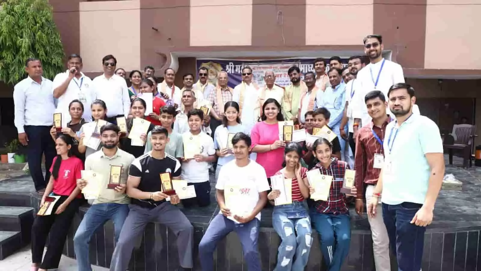 भीलवाड़ा में महेश नवमी चेयर रेस प्रतियोगिता के समापन समारोह पर प्रमाण पत्र और ट्रॉफी पकड़े हुए विजेता प्रतिभागी और अतिथिगण। भीलवाड़ा में महेश नवमी चेयर रेस प्रतियोगिता के समापन समारोह पर प्रमाण पत्र और ट्रॉफी पकड़े हुए विजेता प्रतिभागी और अतिथिगण।