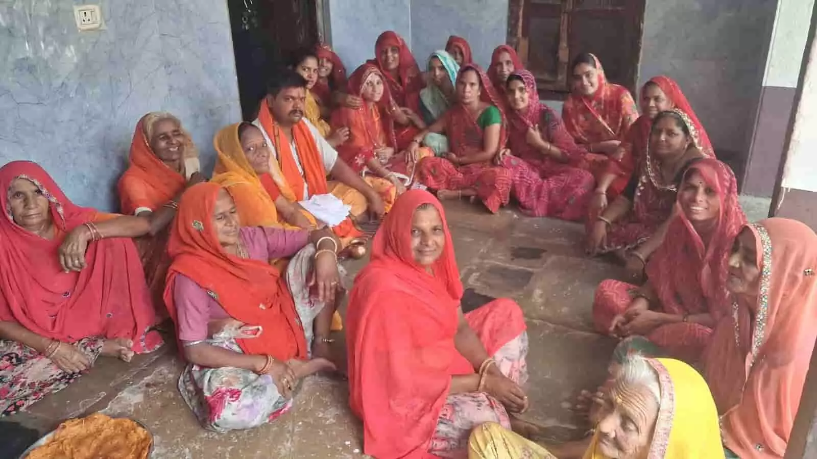 तस्वीर में लसाड़िया के मंदिर में सोमवती अमावस्या पर भजन-कीर्तन करतीं महिलाएं दिख रही हैं।