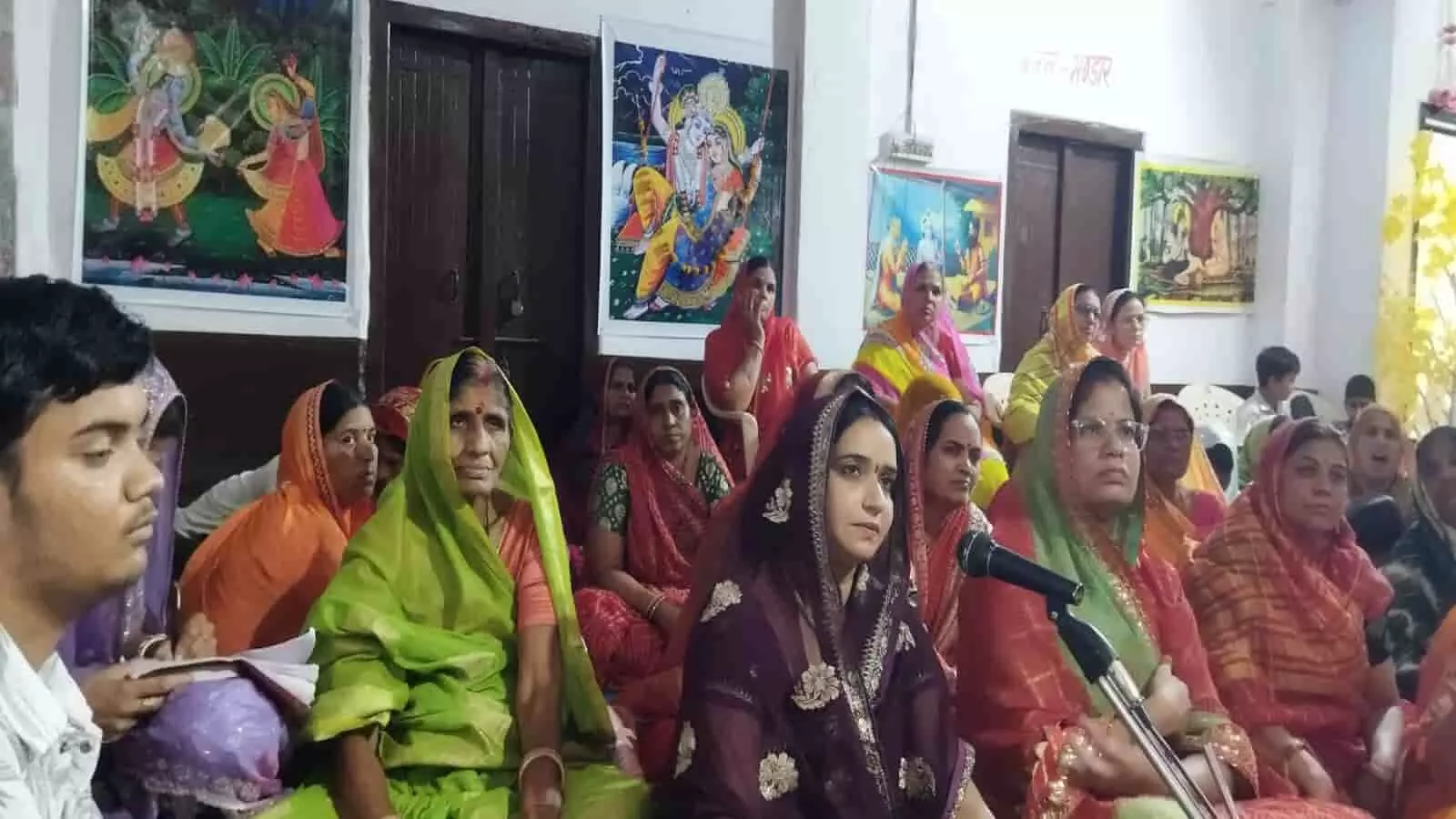 श्रीमद्भागवत कथा के दौरान उपस्थित श्रद्धालु और कथावाचिका मावली गांव में मौजूद हैं। श्रीमद्भागवत कथा के दौरान उपस्थित श्रद्धालु और कथावाचिका मावली गांव में मौजूद हैं।