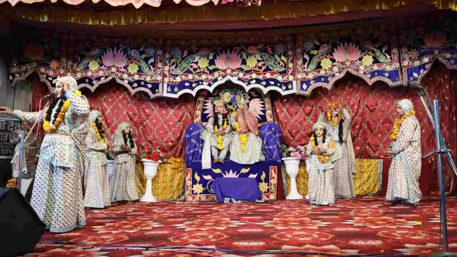 भीलवाड़ा के हनुमान टेकरी आश्रम में रासलीला के दौरान मंच पर नृत्य और अभिनय प्रस्तुत करते कलाकार भीलवाड़ा के हनुमान टेकरी आश्रम में रासलीला के दौरान मंच पर नृत्य और अभिनय प्रस्तुत करते कलाकार