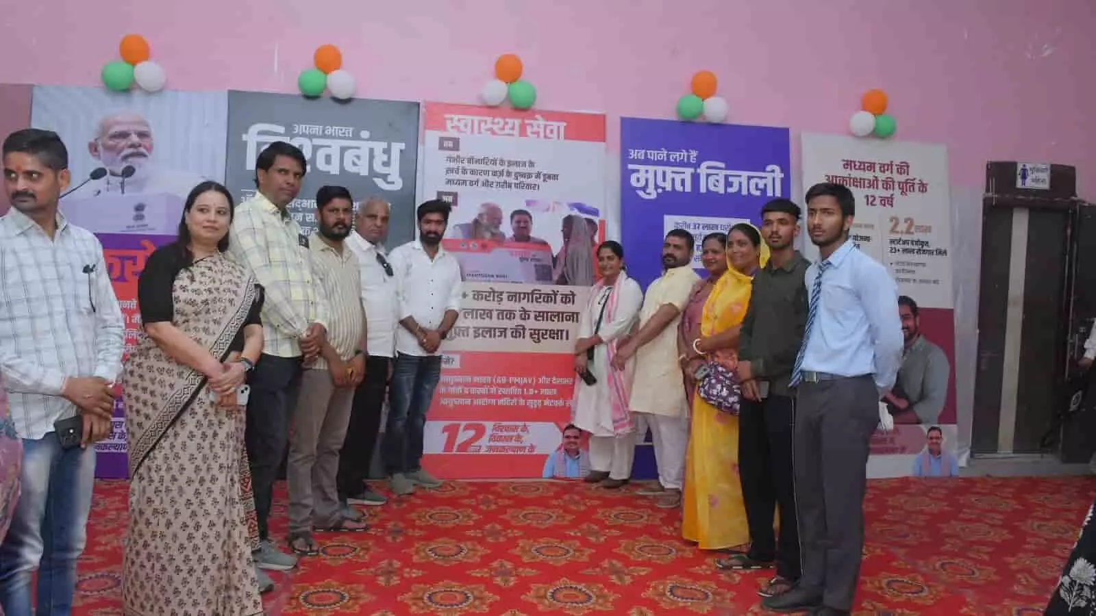 महाराणा प्रताप सभागार में लगी विकास प्रदर्शनी में फ्लेक्स और पोस्टर्स के सामने खड़े होकर जानकारी प्राप्त करते हुए लोग। महाराणा प्रताप सभागार में लगी विकास प्रदर्शनी में फ्लेक्स और पोस्टर्स के सामने खड़े होकर जानकारी प्राप्त करते हुए लोग।