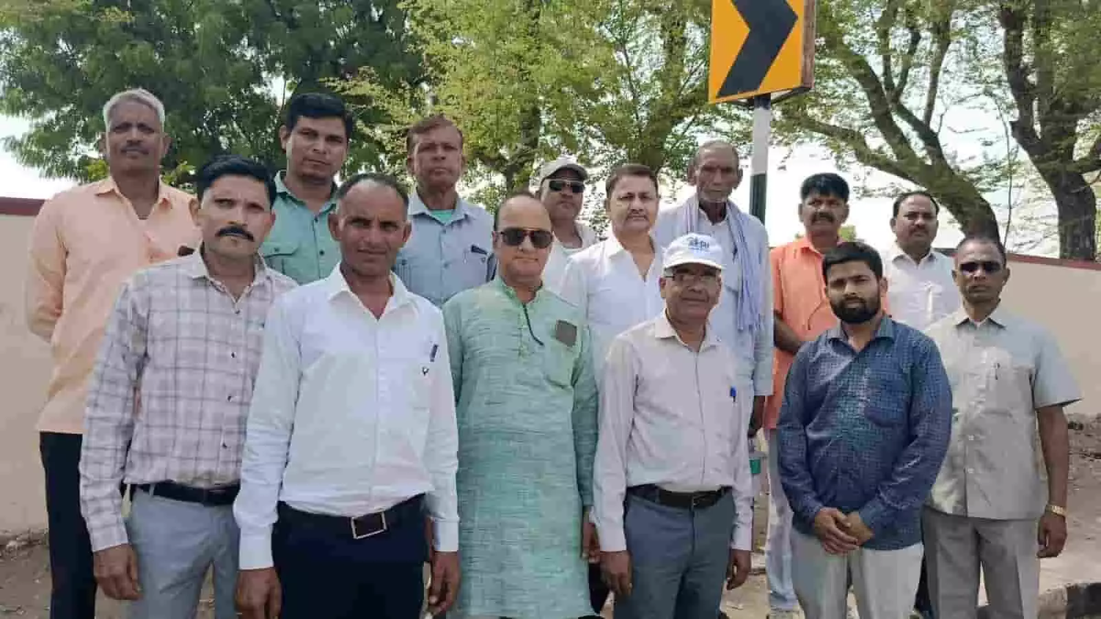 तस्वीर में भाजपा मंडल बावलवाड़ा के पदाधिकारी खेरवाड़ा में प्राकृतिक खेती कार्यशाला के दौरान मौजूद हैं। तस्वीर में भाजपा मंडल बावलवाड़ा के पदाधिकारी खेरवाड़ा में प्राकृतिक खेती कार्यशाला के दौरान मौजूद हैं।