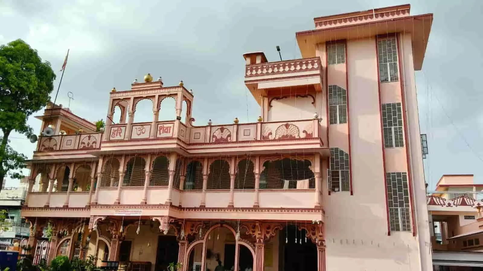 भीलवाड़ा स्थित हरि शेवा उदासीन आश्रम सनातन मंदिर की भव्य इमारत का बाहरी दृश्य।