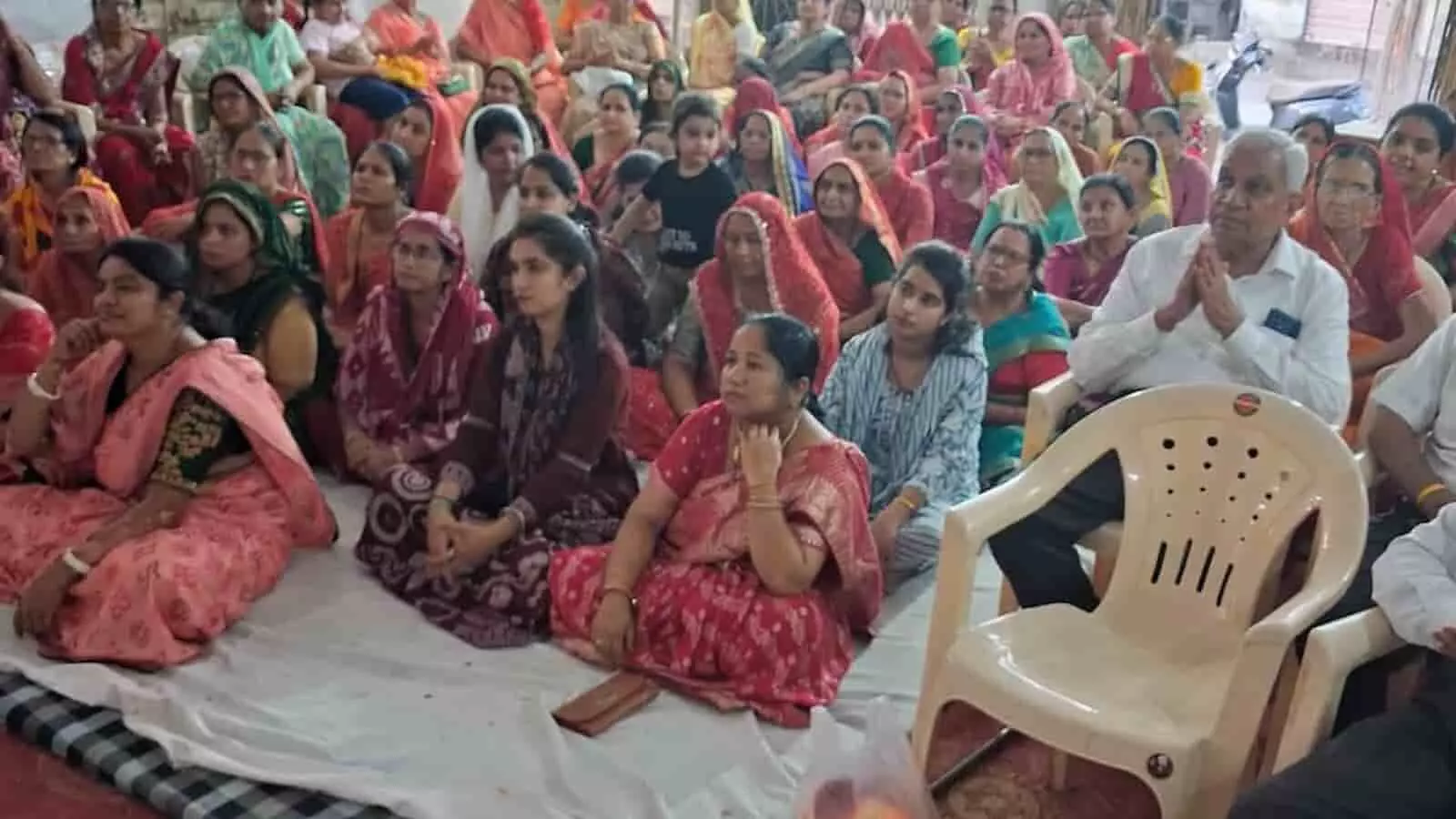 राम मंदिर में आयोजित धार्मिक कथा के दौरान पांडाल में नीचे बैठकर प्रवचन सुनते श्रद्धालु। राम मंदिर में आयोजित धार्मिक कथा के दौरान पांडाल में नीचे बैठकर प्रवचन सुनते श्रद्धालु।