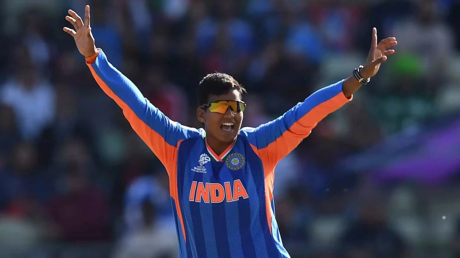 मैदान पर दोनों हाथ उठाकर विकेट लेने का जश्न मनातीं भारतीय क्रिकेटर दीप्ति शर्मा बर्मिंघम में पाकिस्तान के खिलाफ मैच के दौरान। मैदान पर दोनों हाथ उठाकर विकेट लेने का जश्न मनातीं भारतीय क्रिकेटर दीप्ति शर्मा बर्मिंघम में पाकिस्तान के खिलाफ मैच के दौरान।
