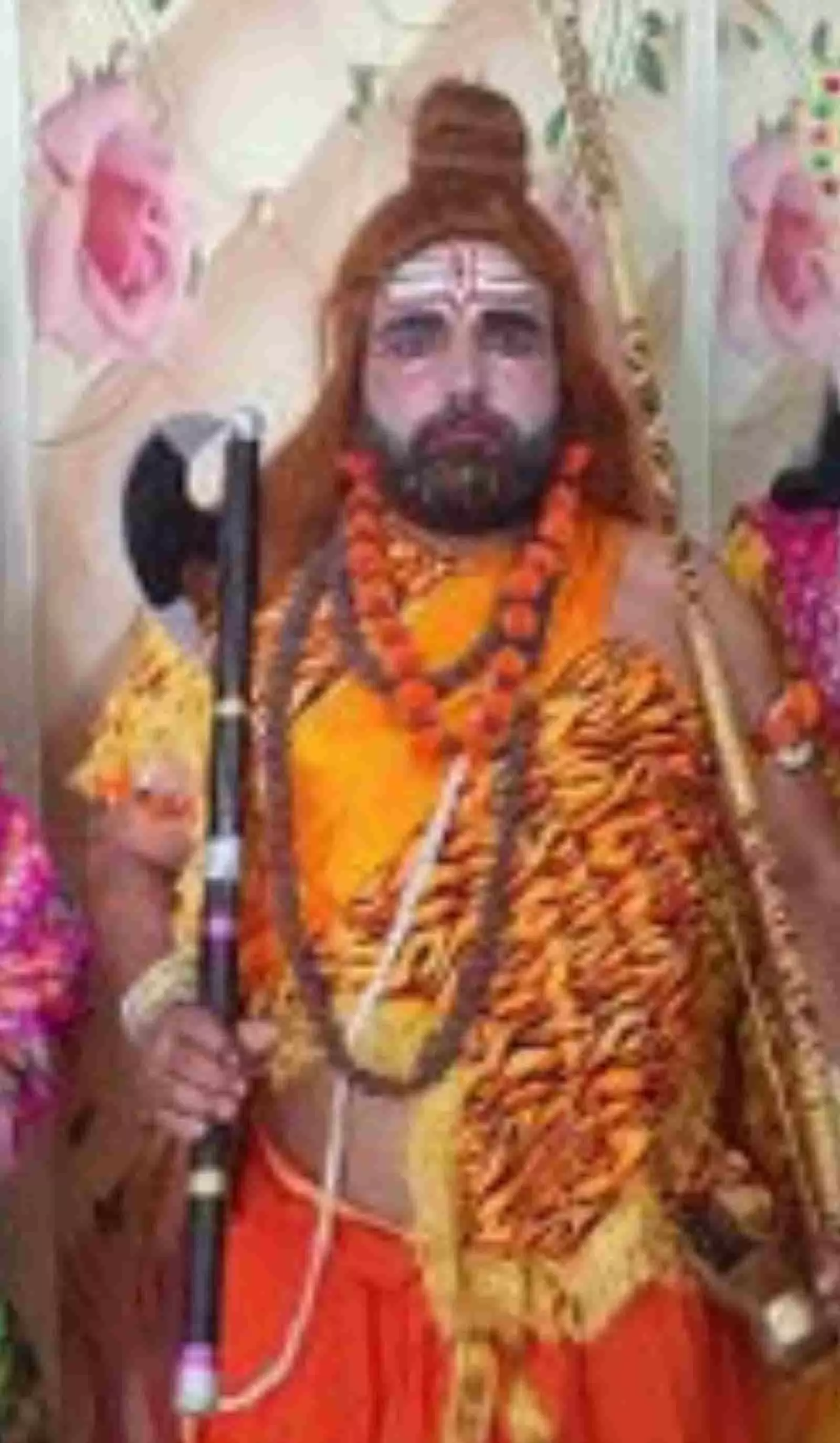 भुसावर में आयोजित होने वाले परशुराम जन्मोत्सव कार्यक्रम के संदर्भ में भगवान परशुराम का स्वरूप धारण किए हुए एक व्यक्ति हाथ में फरसा लिए खड़ा है। भुसावर में आयोजित होने वाले परशुराम जन्मोत्सव कार्यक्रम के संदर्भ में भगवान परशुराम का स्वरूप धारण किए हुए एक व्यक्ति हाथ में फरसा लिए खड़ा है।