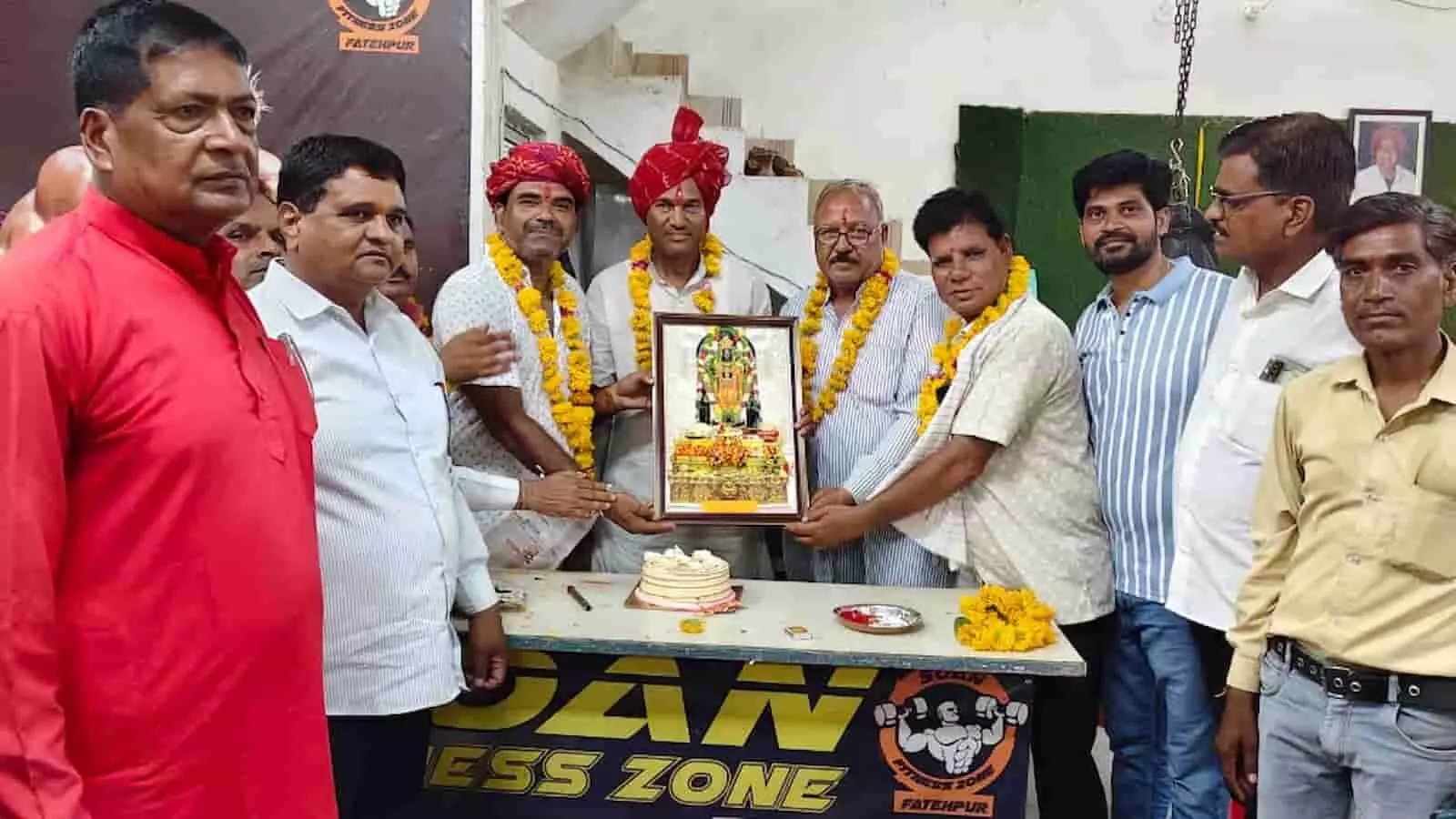 बारां में आयोजित जन संवाद कार्यक्रम के दौरान मंच पर स्मृति चिह्न प्राप्त करते हुए विधायक राधेश्याम बैरवा और भाजपा कार्यकर्ता।
