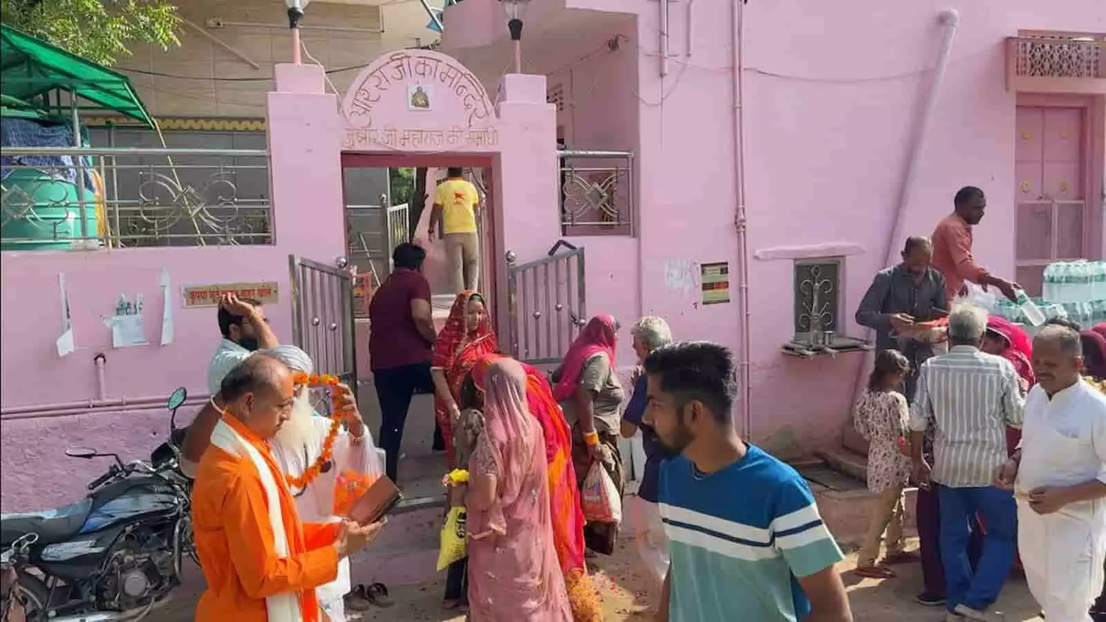 रायपुर के झुंझार जी महाराज मंदिर के बाहर सोमवती अमावस्या की नगर परिक्रमा के दौरान एकत्र हुए श्रद्धालु। रायपुर के झुंझार जी महाराज मंदिर के बाहर सोमवती अमावस्या की नगर परिक्रमा के दौरान एकत्र हुए श्रद्धालु।