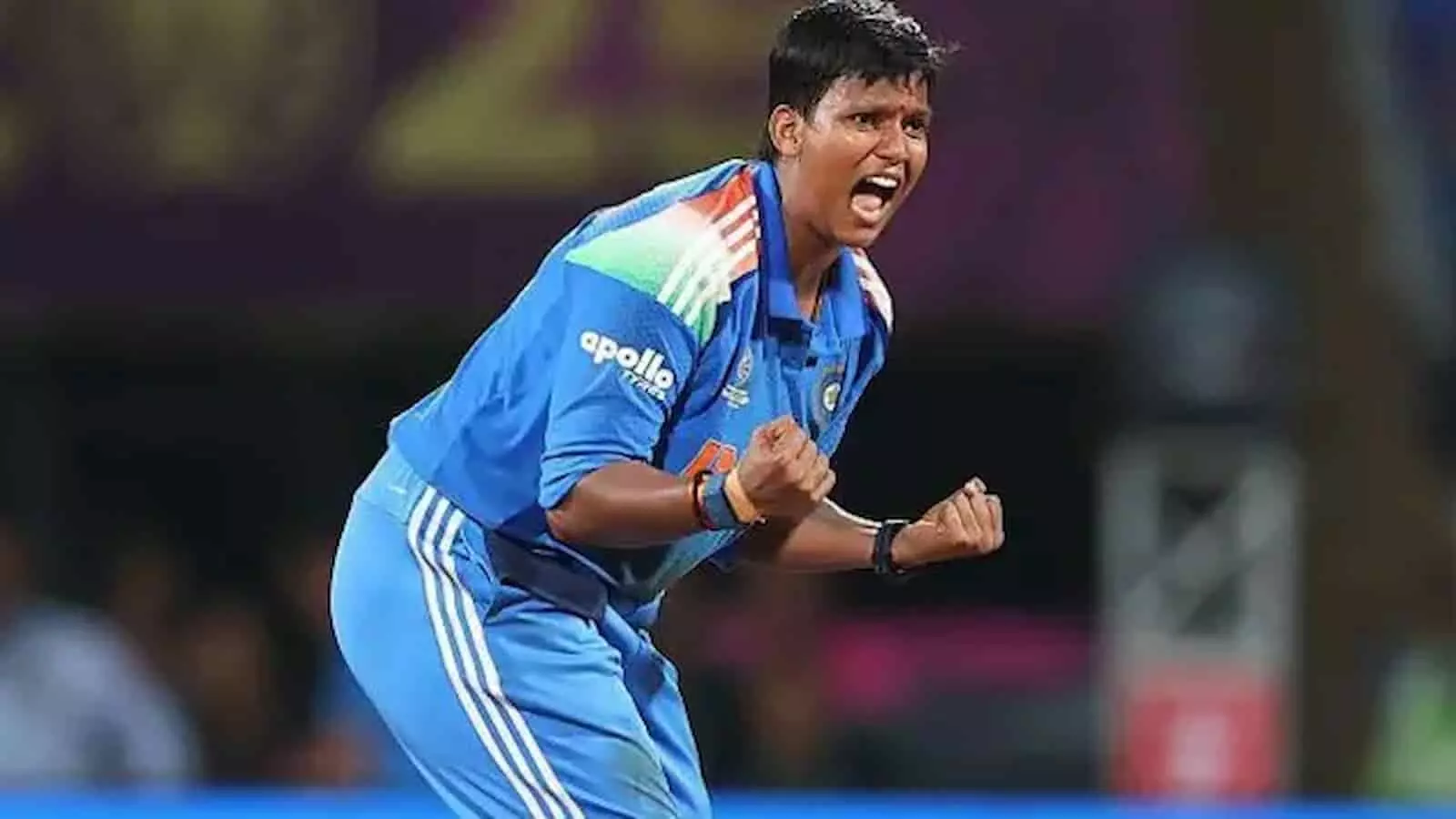 क्रिकेट मैदान पर नीली जर्सी पहने भारतीय महिला क्रिकेटर दीप्ति शर्मा जोश में दोनों मुट्ठियां भींचे जीत का जश्न मना रही हैं। क्रिकेट मैदान पर नीली जर्सी पहने भारतीय महिला क्रिकेटर दीप्ति शर्मा जोश में दोनों मुट्ठियां भींचे जीत का जश्न मना रही हैं।