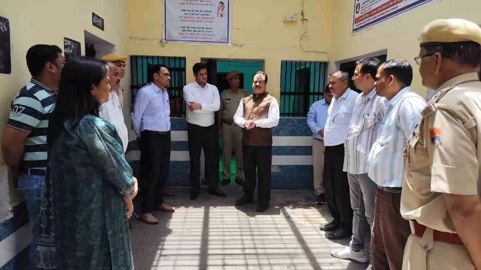 सवाई माधोपुर जिला कारागृह परिसर में निरीक्षण और बंदियों से संवाद करते न्यायिक और प्रशासनिक अधिकारी। सवाई माधोपुर जिला कारागृह परिसर में निरीक्षण और बंदियों से संवाद करते न्यायिक और प्रशासनिक अधिकारी।