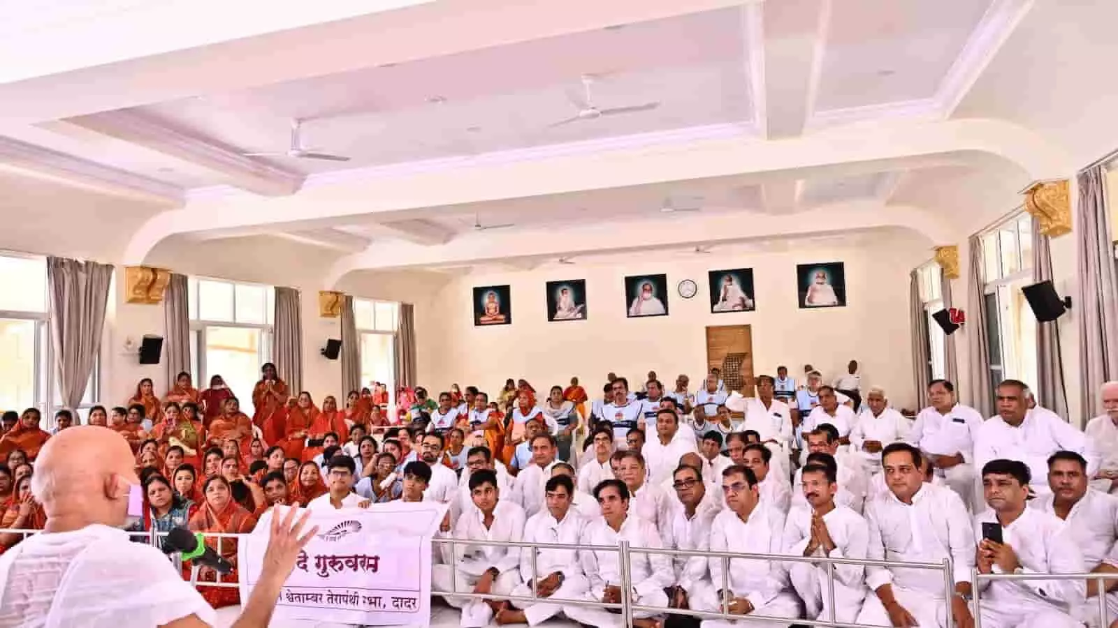 तस्वीर में आचार्य महाश्रमण के समक्ष उपस्थित मुंबई दादर तेरापंथी सभा के पदाधिकारी एवं श्रद्धालु। तस्वीर में आचार्य महाश्रमण के समक्ष उपस्थित मुंबई दादर तेरापंथी सभा के पदाधिकारी एवं श्रद्धालु।