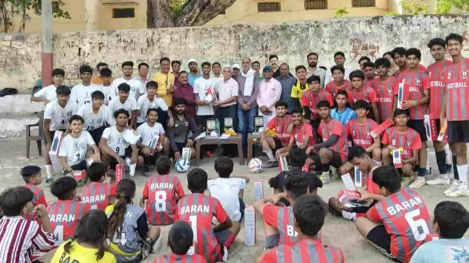 तस्वीर में बारां के श्रीराम स्टेडियम में फुटबॉल खिलाड़ी और अतिथि मैच के बाद दिख रहे हैं।