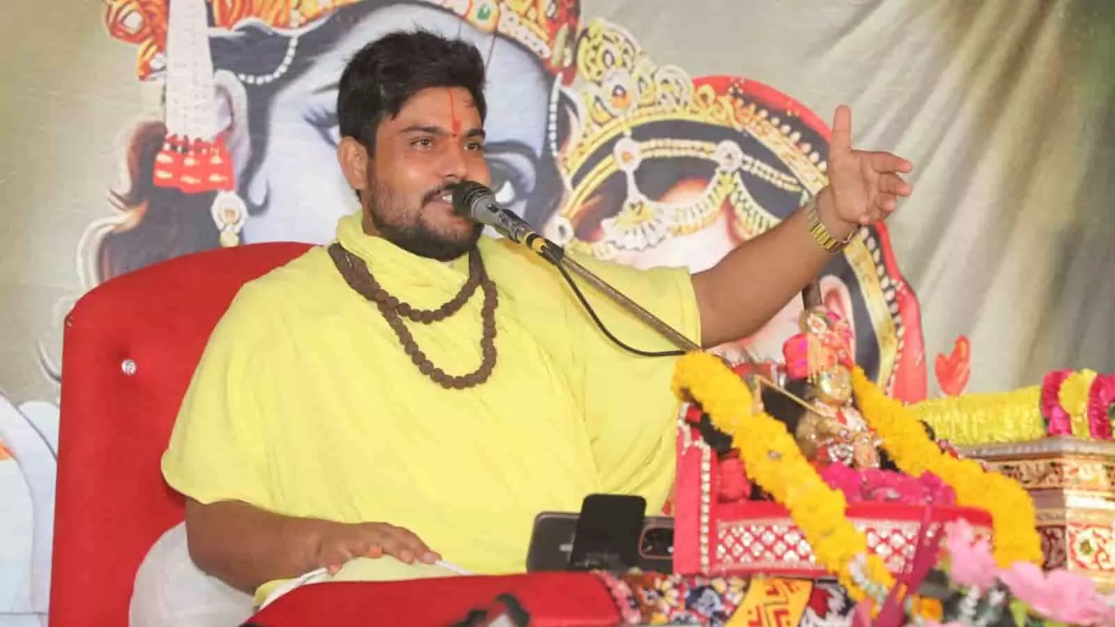 तस्वीर में कथा व्यास आचार्य शक्ति देव जी महाराज भीलवाड़ा के मंदिर में श्रीमद्भागवत कथा सुनाते हुए दिख रहे हैं।