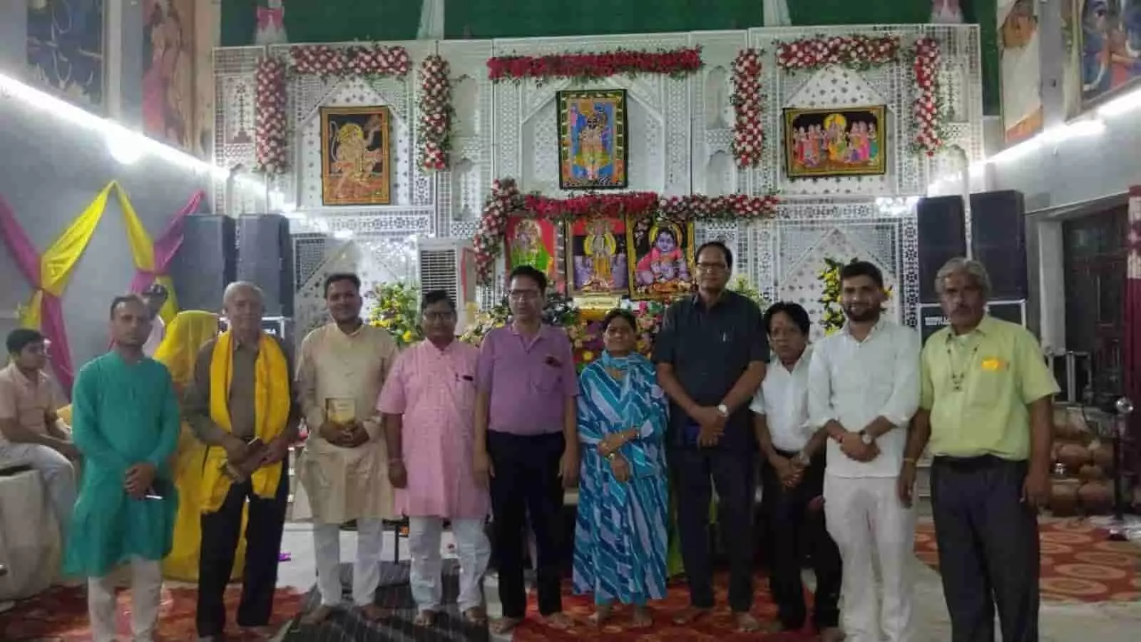 तस्वीर में डीग के जय पैलेस में भागवत कथा के समापन पर कवि सम्मेलन के दौरान उपस्थित साहित्यकार और अतिथियों का समूह दिख रहा है। तस्वीर में डीग के जय पैलेस में भागवत कथा के समापन पर कवि सम्मेलन के दौरान उपस्थित साहित्यकार और अतिथियों का समूह दिख रहा है।
