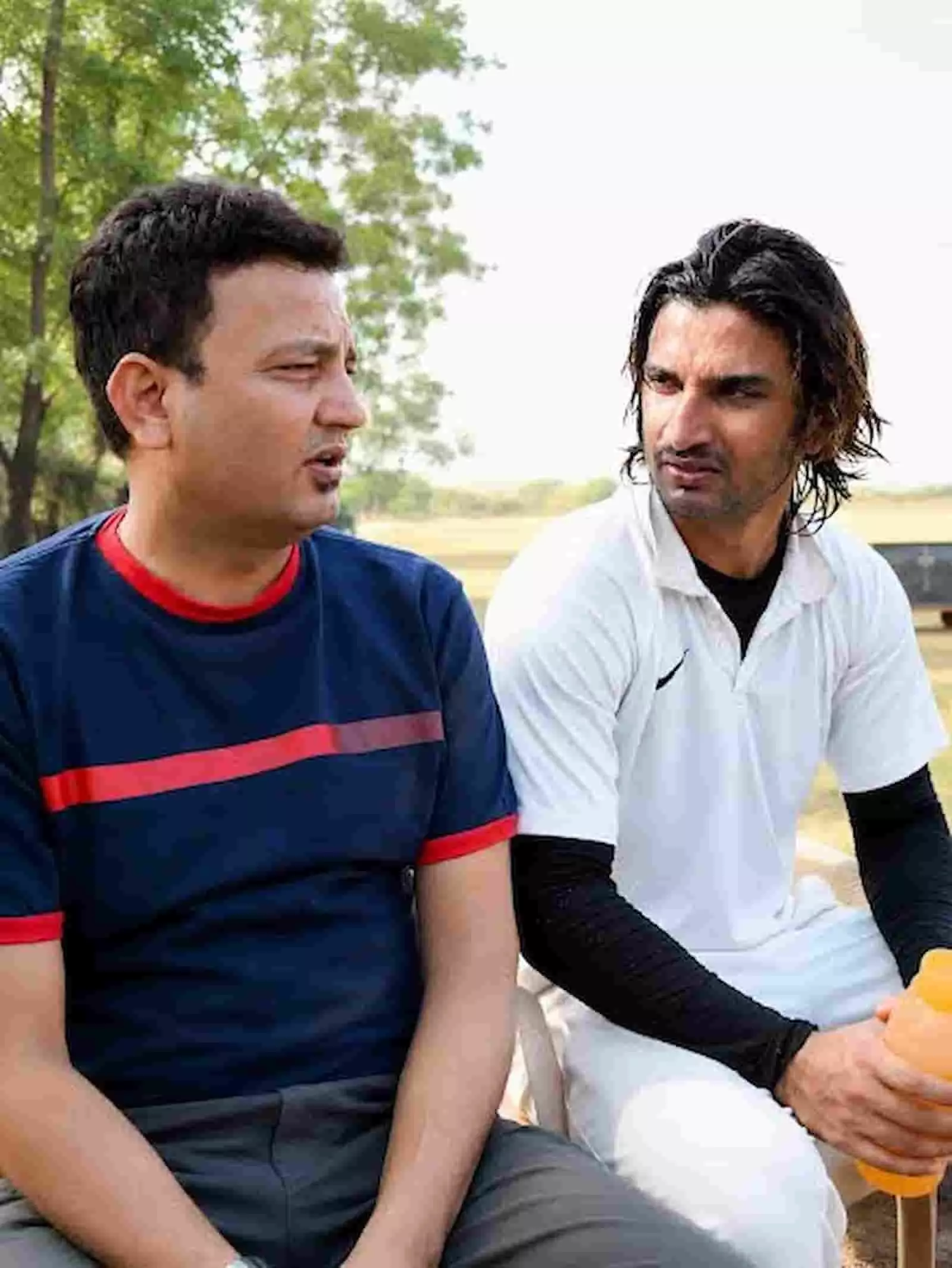 क्रिकेट मैदान पर अभ्यास पोशाक में बैठे हुए फिल्म निर्माता कमल जैन और दिवंगत अभिनेता सुशांत सिंह राजपूत की बातचीत का एक दृश्य। क्रिकेट मैदान पर अभ्यास पोशाक में बैठे हुए फिल्म निर्माता कमल जैन और दिवंगत अभिनेता सुशांत सिंह राजपूत की बातचीत का एक दृश्य।