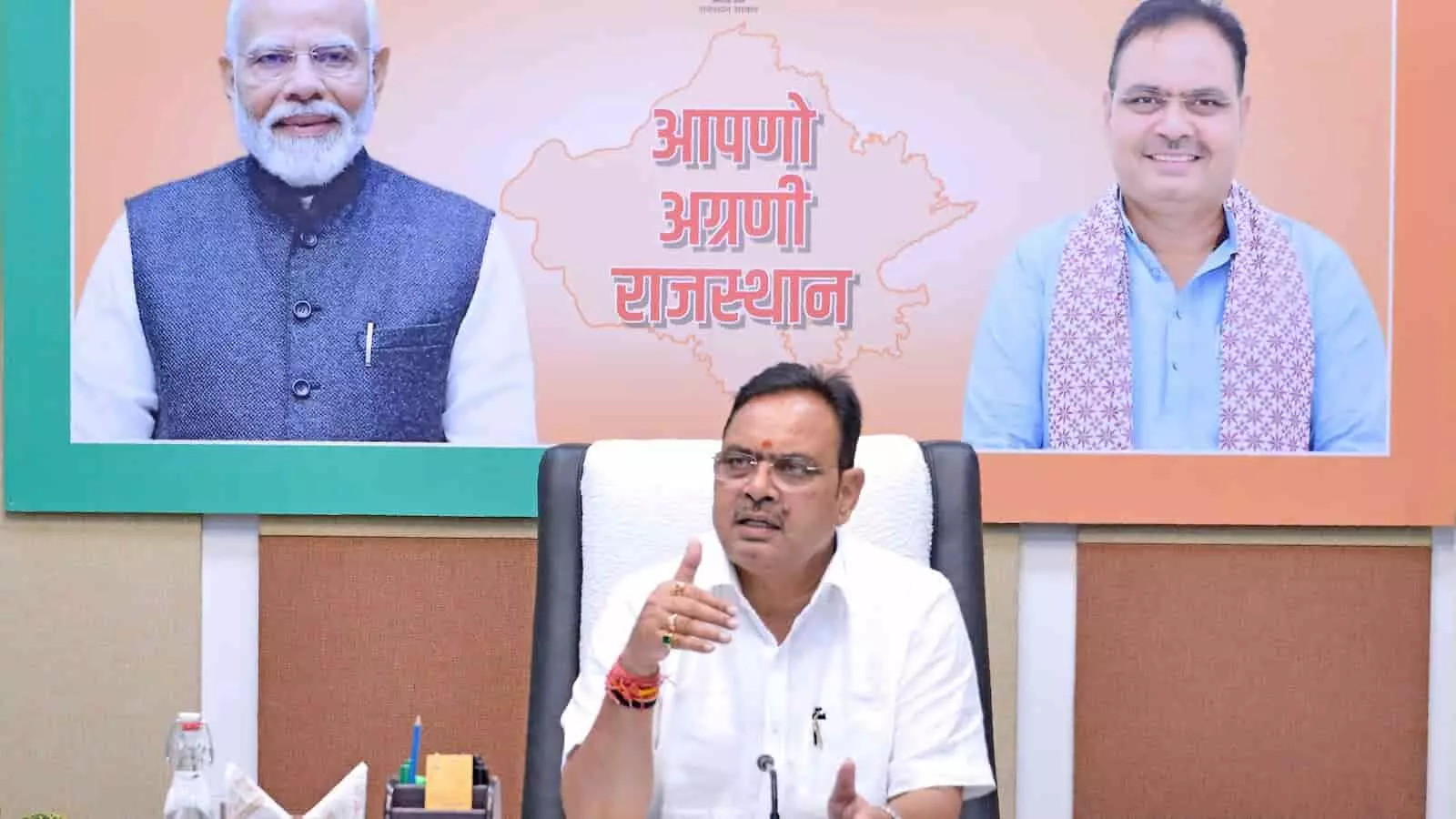 तस्वीर में राजस्थान के मंत्री ग्रामीण रोजगार गारंटी मिशन की समीक्षा बैठक करते हुए। तस्वीर में राजस्थान के मंत्री ग्रामीण रोजगार गारंटी मिशन की समीक्षा बैठक करते हुए।